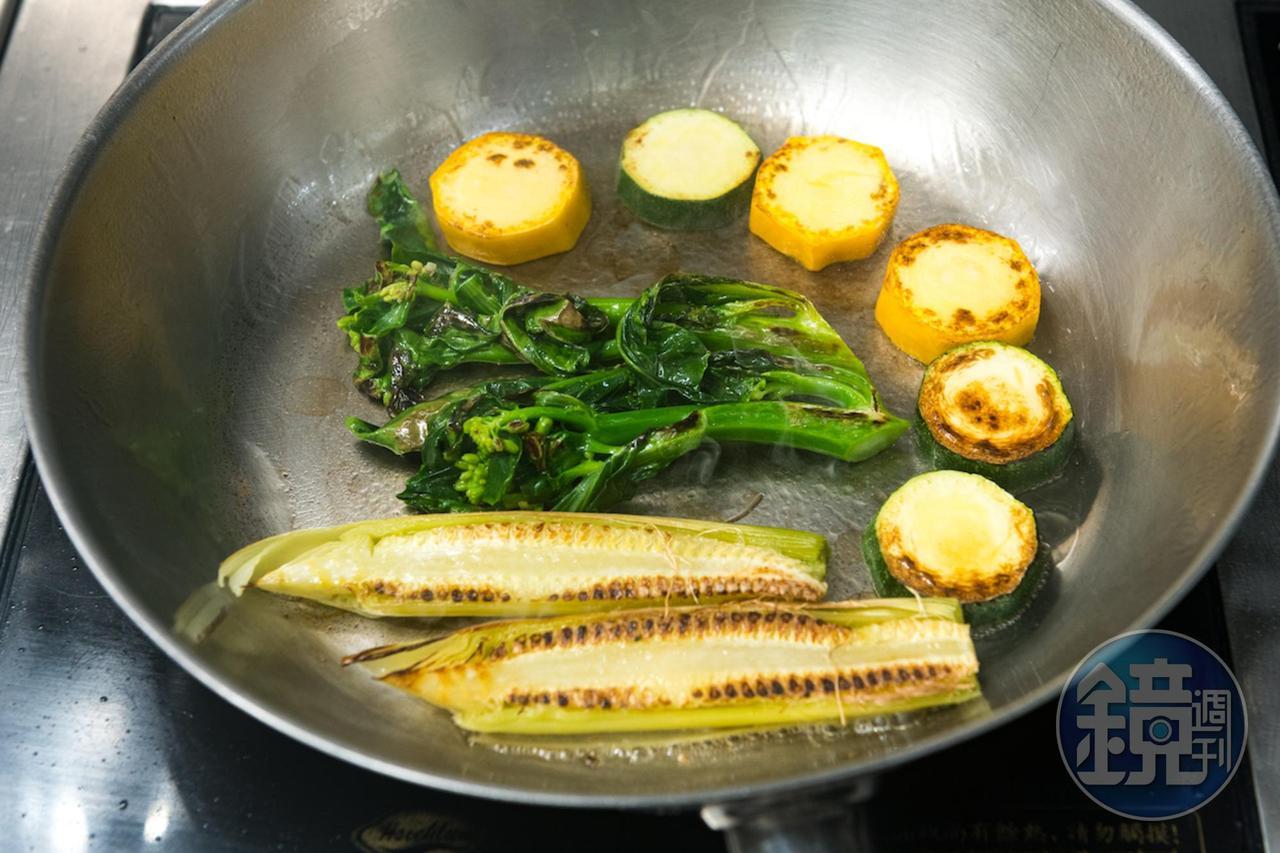 Step3:食材(3)快速燙過,煎到上色。