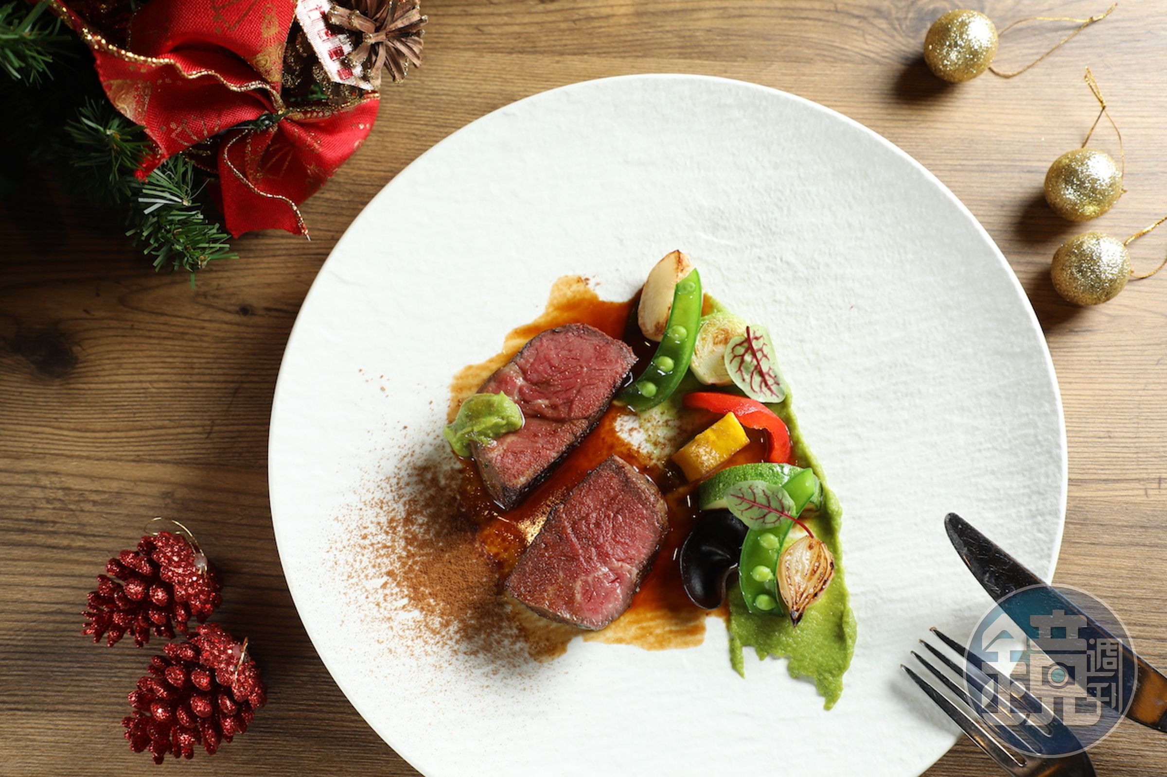 「芸彰菲力牛肉、洋蔥、醬油焦糖」，豆豉粉鮮鹹搶戲，帶有台菜熱炒的親和感。（1,100元／份）