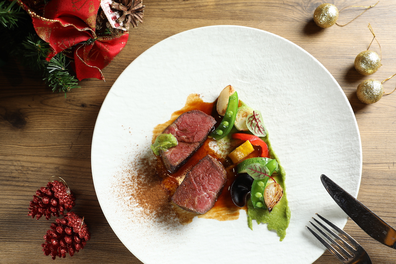 「芸彰菲力牛肉、洋蔥、醬油焦糖」，豆豉粉鮮鹹搶戲，帶有台菜熱炒的親和感。（1,100元／份）