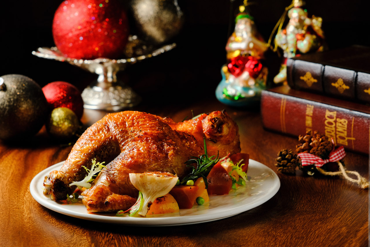 金黃腴潤的「迷迭香啤酒爐烤桂丁雞」，有祕密武器黑啤酒助攻上色。（3,680元套餐菜色）