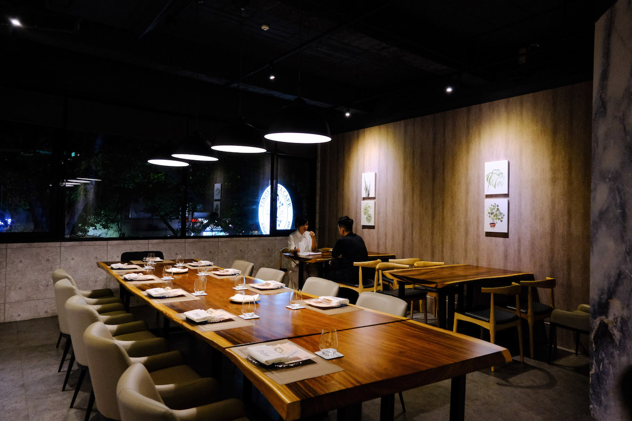 隱密私廚「Podium」得按下密碼才得以進場，受到企業老闆喜歡，經常有名人包場宴客。