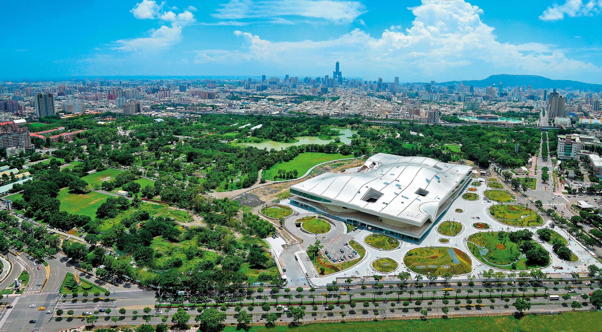 「莫斯科古典芭蕾舞團」原定今日起於台北國家戲劇院與高雄衛武營國家戲劇院（圖）演出，如今4名團員染疫。（高雄市政府都發局提供）