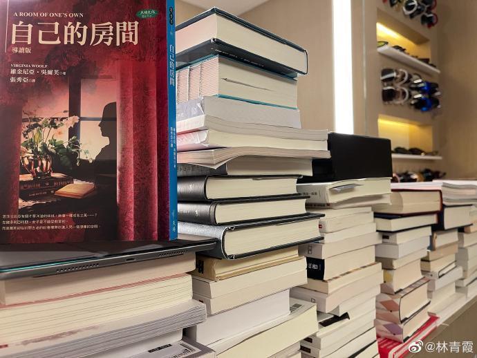 林青霞分享自己堆滿書堆的化妝台。(翻攝林青霞微博)