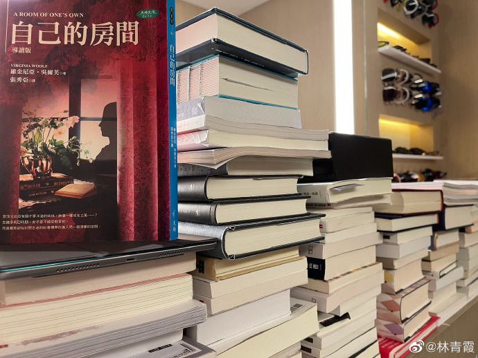 林青霞分享自己堆滿書堆的化妝台。(翻攝林青霞微博)