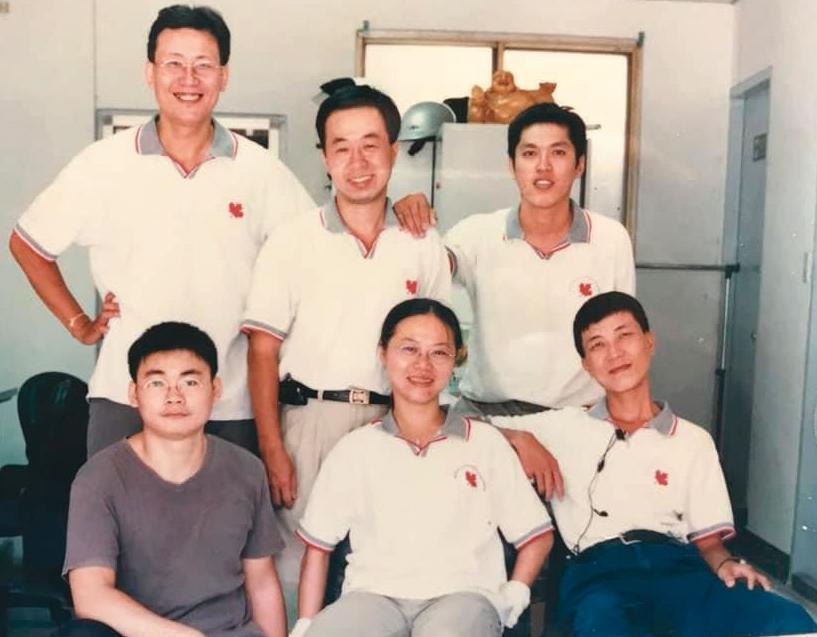 豐業物流創立第3年，股東皆退股，獨留黃世杰（後右）苦撐，當時員工只有8人，至今僅剩轉運中心主任馮訓銘（後左）還在任。（黃世杰提供）