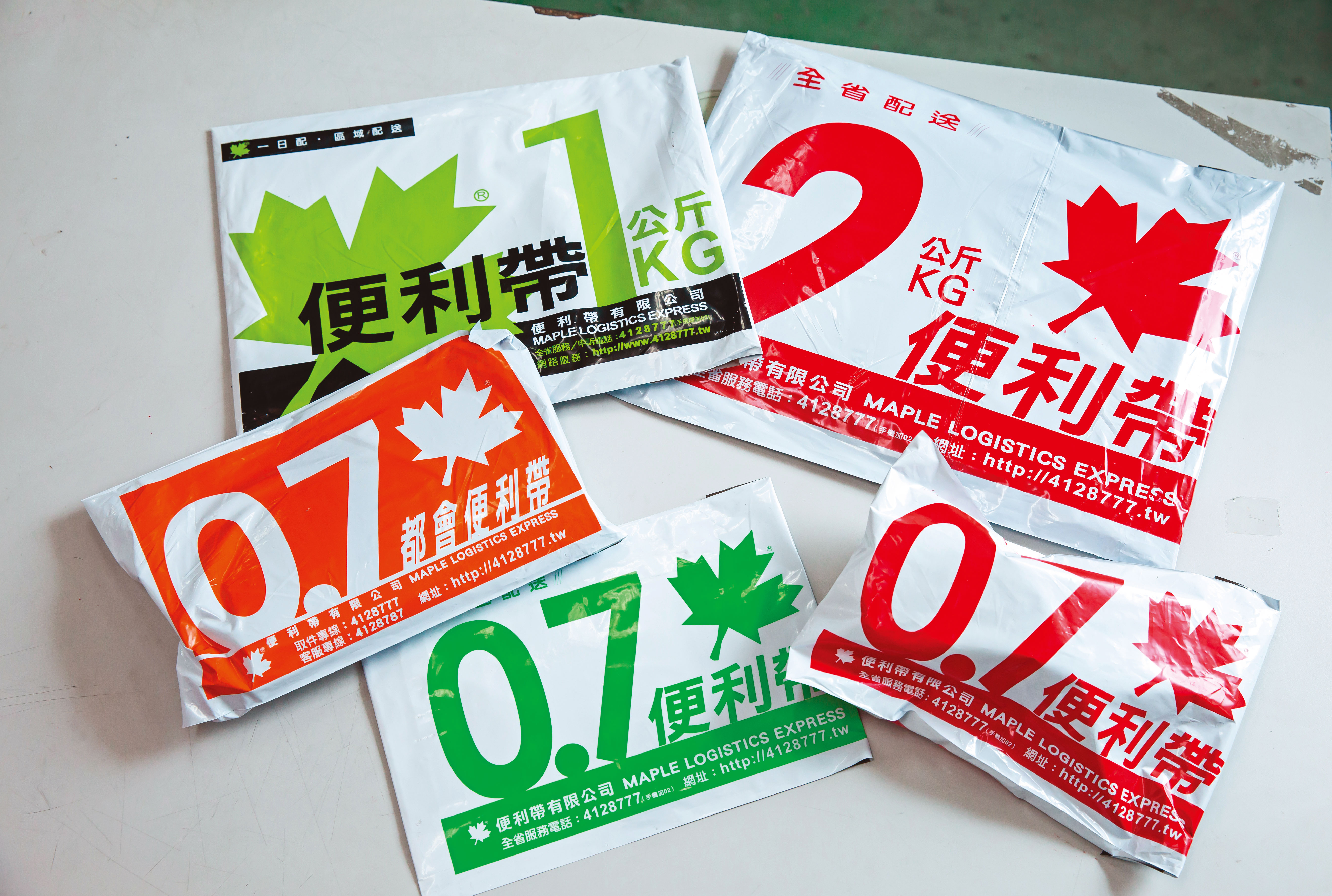 2002年黃世杰推出月租費加預售包材促銷,10元便利帶從此爆紅,還註冊成公司名。