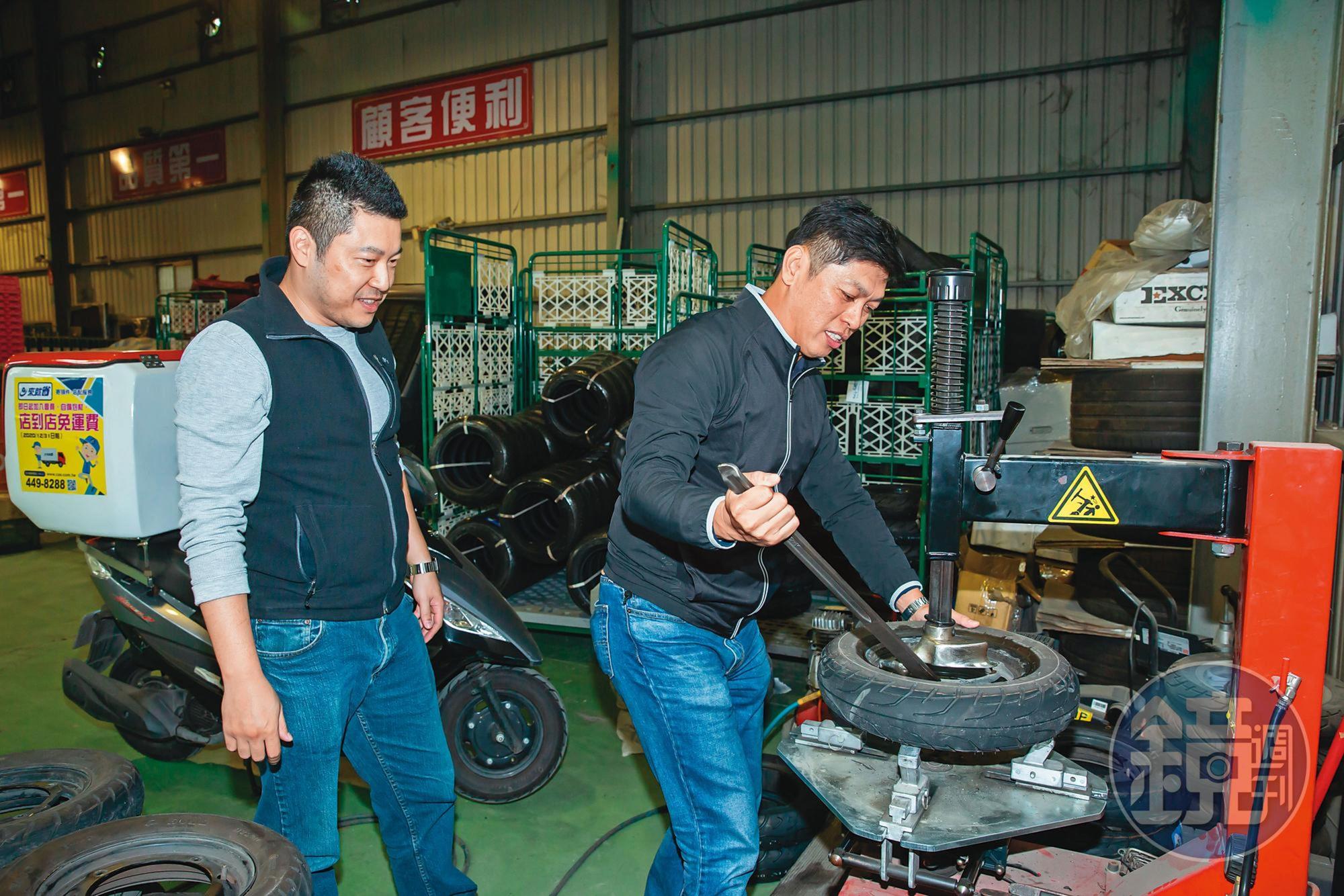 為了省成本，便利帶內部成立機車部，可自行修車，黃世杰還會換輪胎。