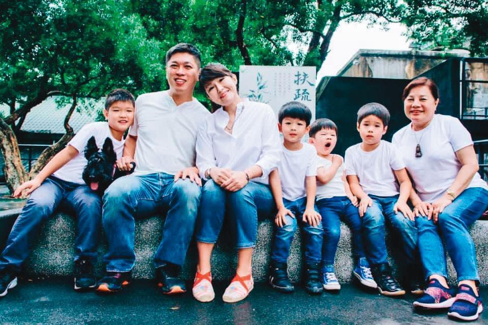 創業初期不賺錢，黃世杰直到37歲才敢結婚，趕進度5年生4個兒子，平日休閒便是帶家人泡溫泉。