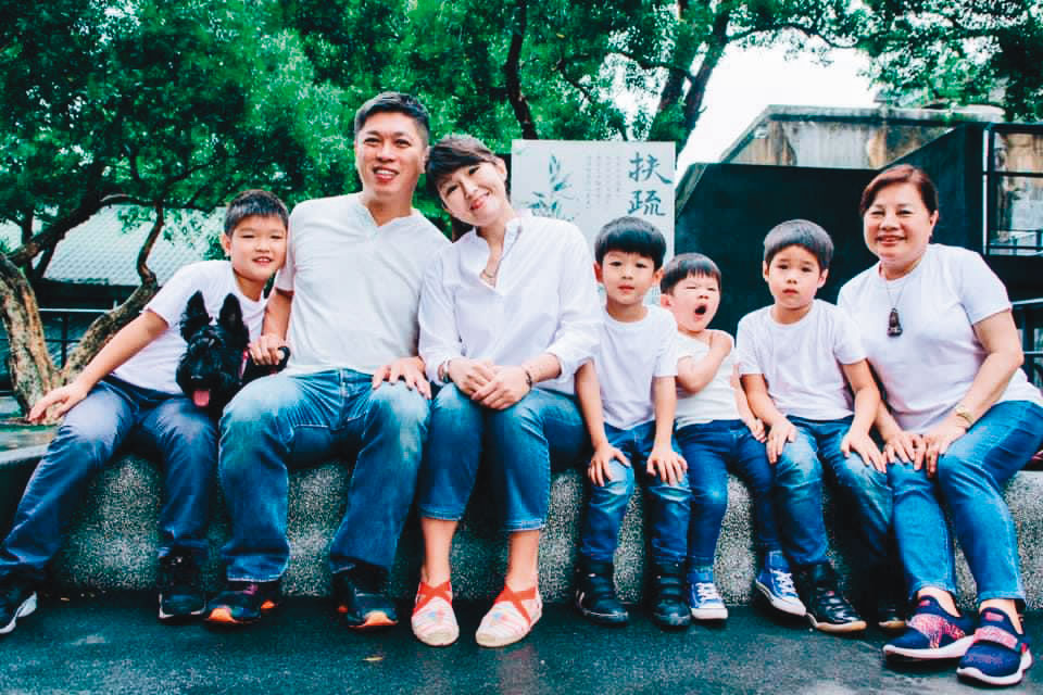 創業初期不賺錢,黃世杰直到37歲才敢結婚,趕進度5年生4個兒子,平日休閒便是帶家人泡溫泉。