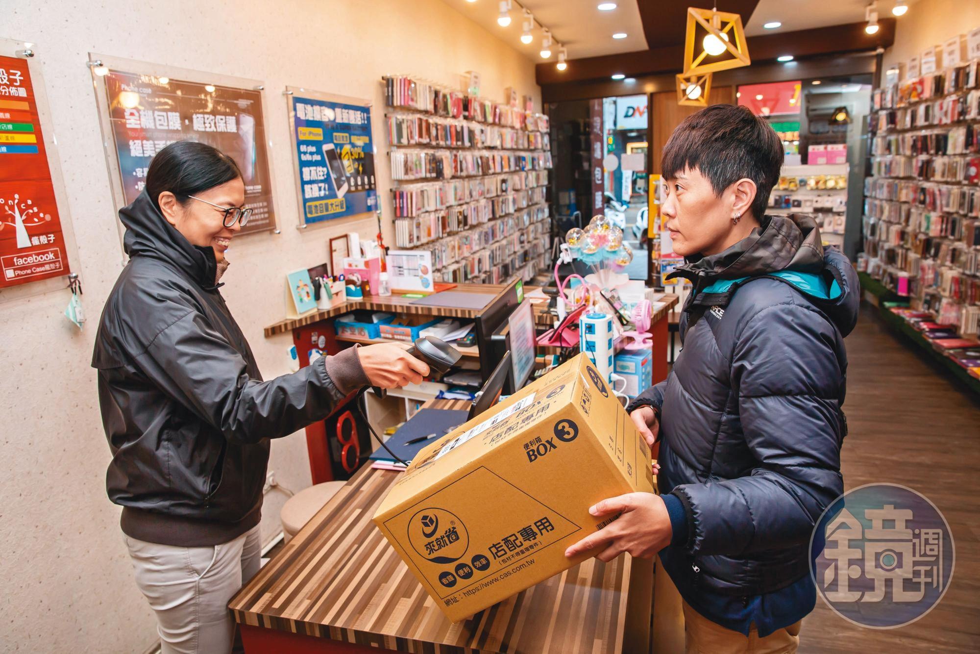 專賣手機殼的瘋殼子也是「來就省」的加盟店，客人取貨同時也可能消費，加盟店又可以抽成。