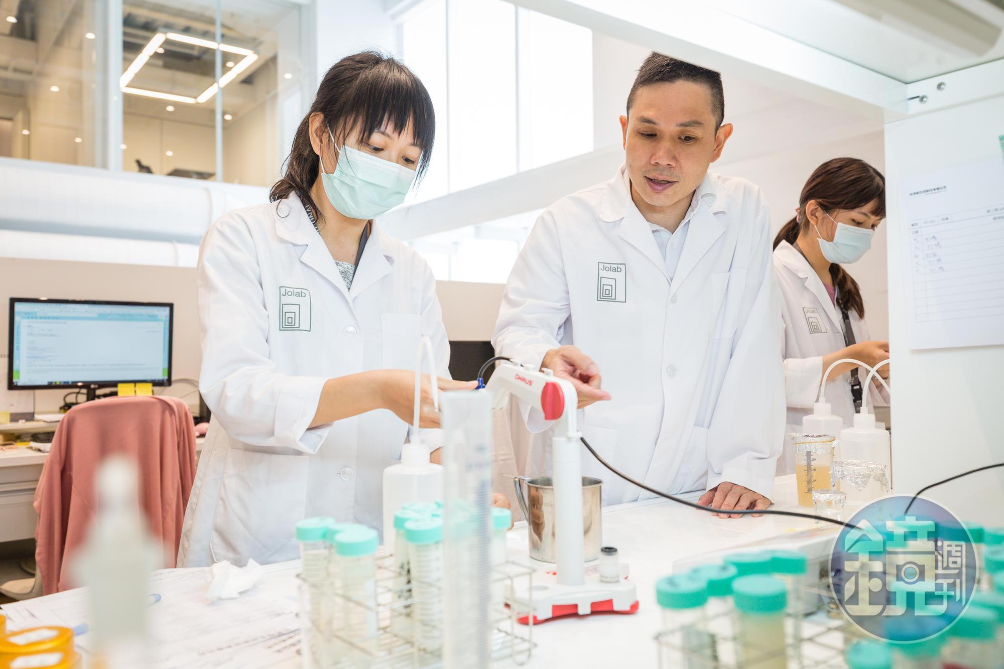 佐見啦生技目前是台灣第1家取得歐盟最高規格認證的美妝廠,圖為研發人員進行安全性測試。