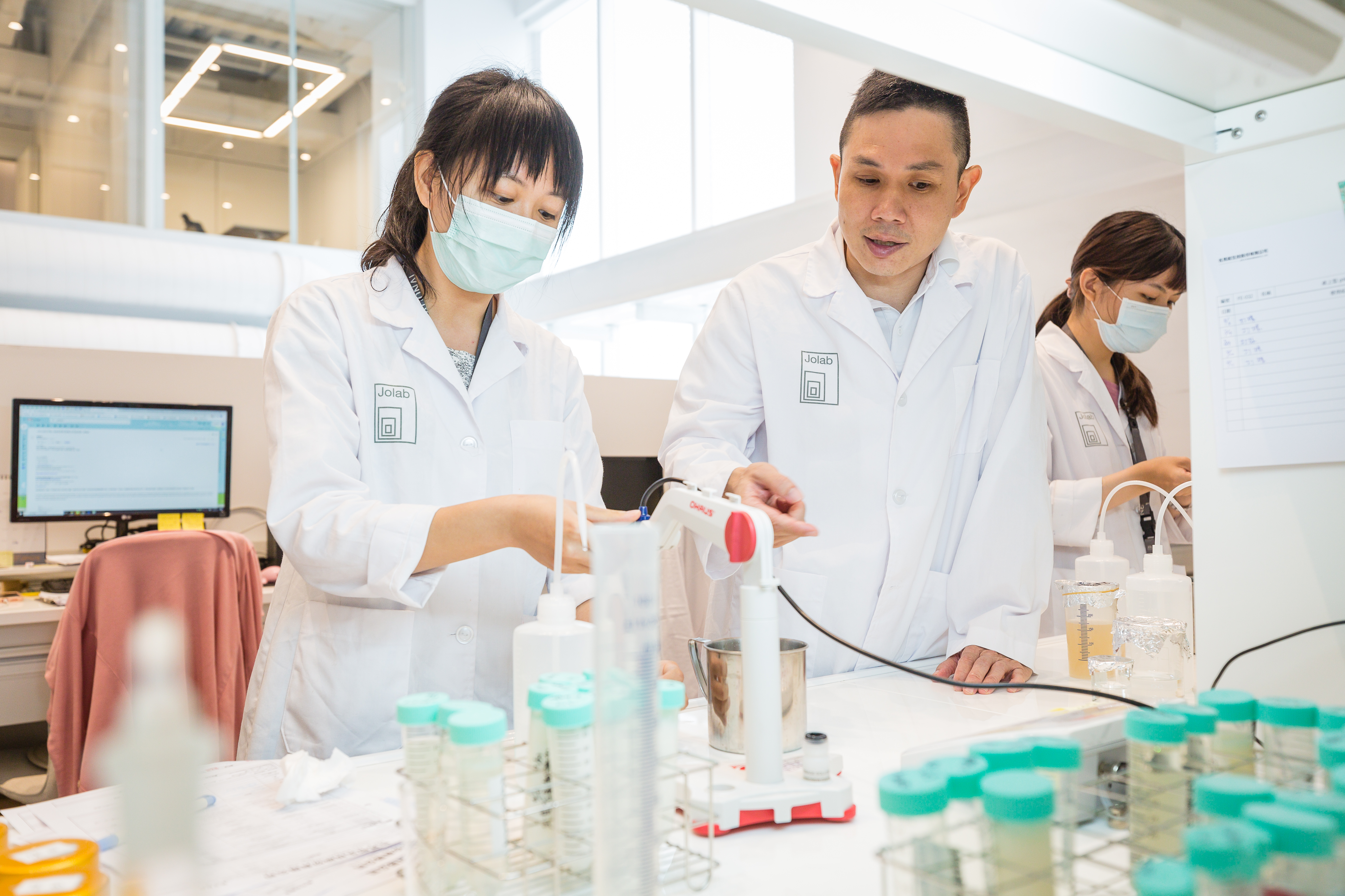 佐見啦生技目前是台灣第1家取得歐盟最高規格認證的美妝廠,圖為研發人員進行安全性測試。