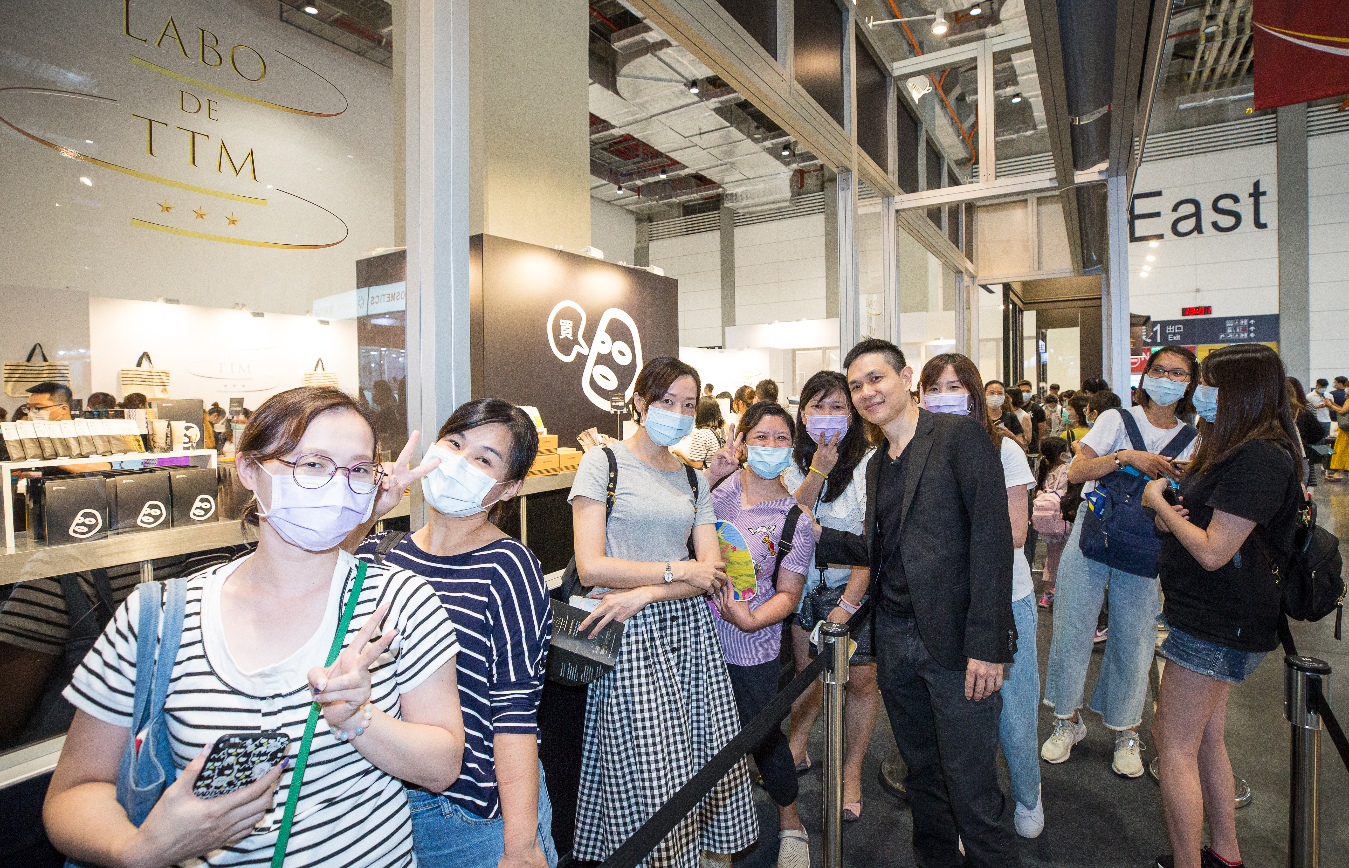 李昆霖（黑衣者）是行銷高手，也懂得「寵粉」，在美容展上他的人氣媲美偶像明星，不少鐵粉爭相與他合照。