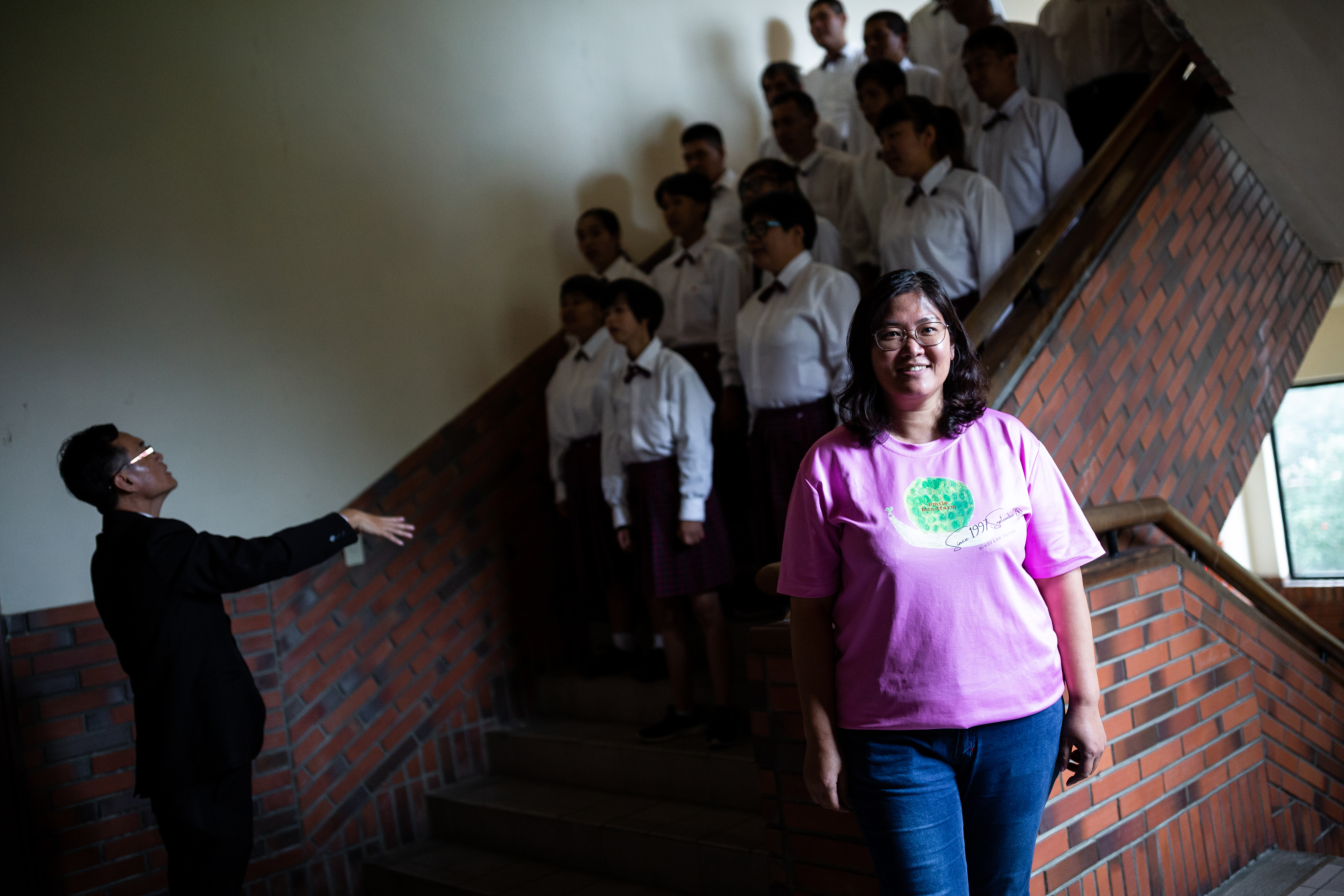 許秋霞（右）帶特殊生參加全國心智障礙者才藝大賽，學生們在後方練習合唱，他們最後獲得了第3名。