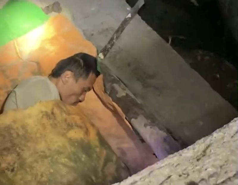 邱聖哲被尋獲時，完整的第一句話便是「你們找到我了喔！」隨後又稱因撿錢才墜落。（翻攝畫面）