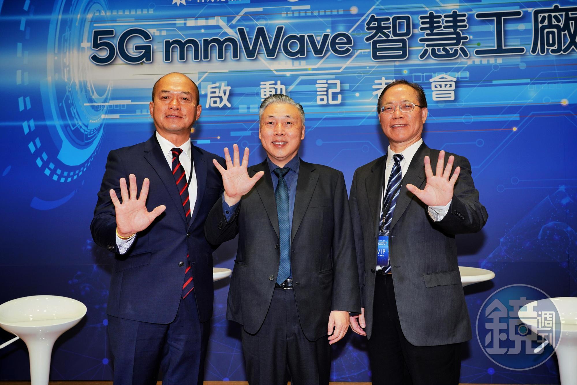 謝繼茂（右）預告，過去以5G領航隊養兵，日月光5G毫米波智慧工廠已經奠定「5G國家隊」目標，進一步輸出海外去打天下。