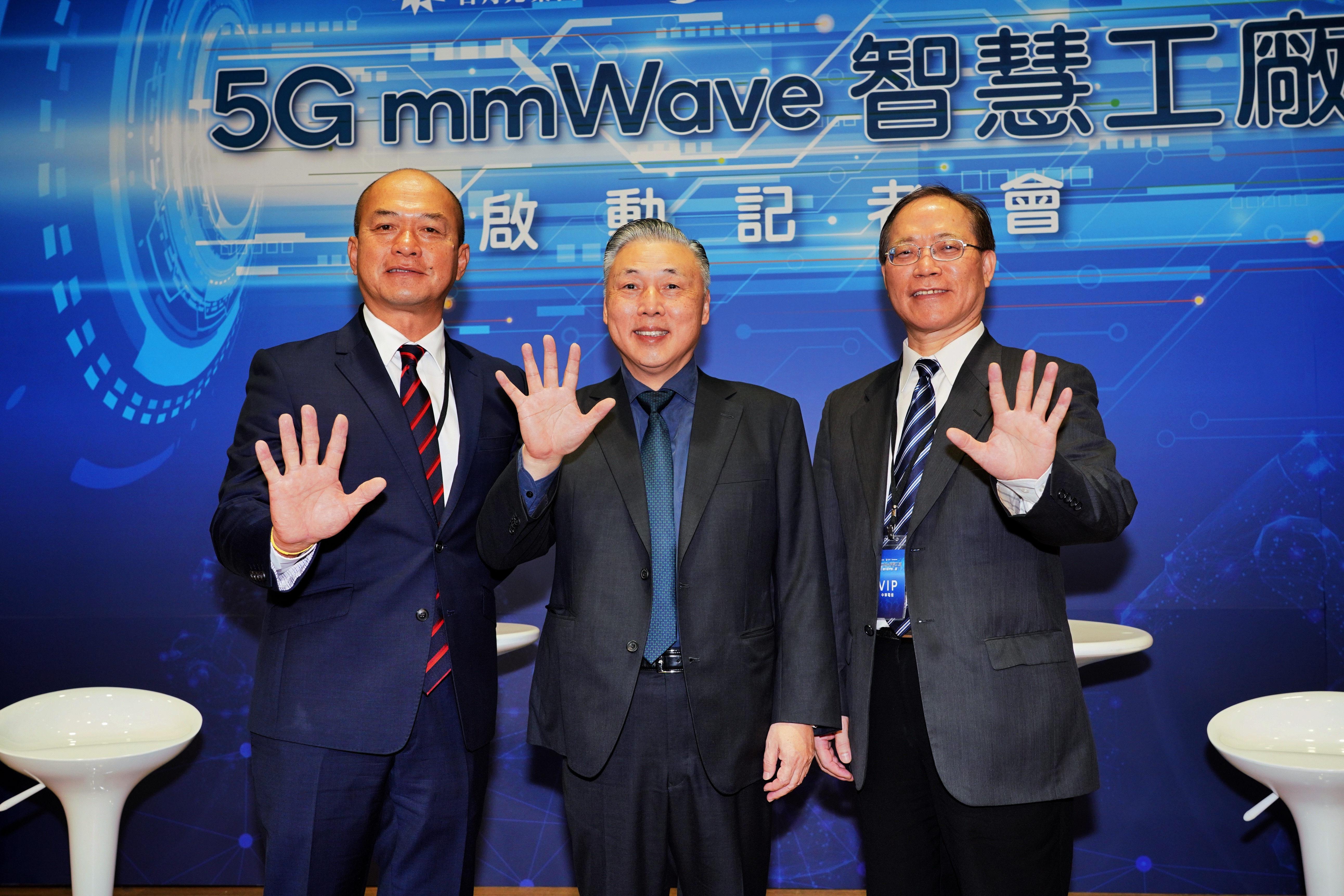 謝繼茂（右）預告，過去以5G領航隊養兵，日月光5G毫米波智慧工廠已經奠定「5G國家隊」目標，進一步輸出海外去打天下。