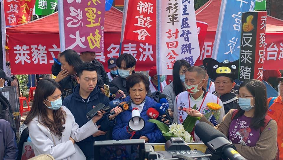 為抗議萊豬進口,國民黨前立委沈智慧在立法院門口發起「野薑花運動」。(翻攝自沈智慧臉書)