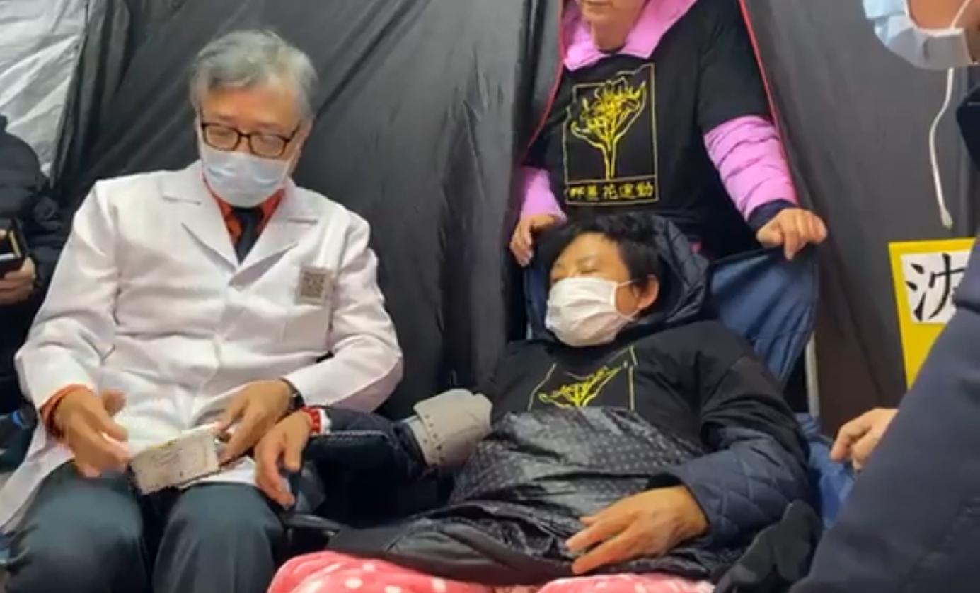 經過醫師檢查,發現沈智慧有失溫、血壓不穩等狀況,隨後將沈智慧送往醫院。(翻攝自沈智慧臉書)