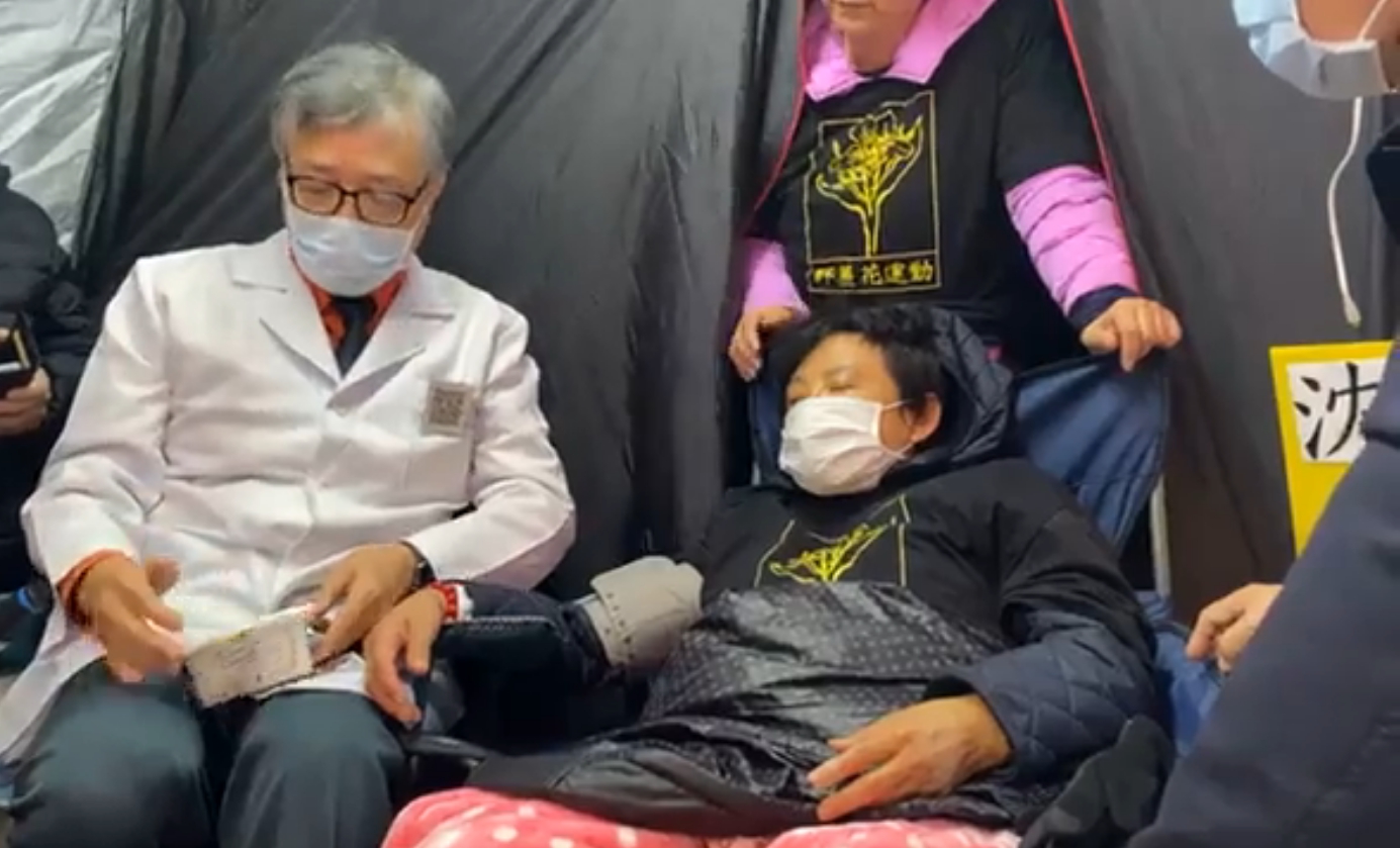 經過醫師檢查,發現沈智慧有失溫、血壓不穩等狀況,隨後將沈智慧送往醫院。(翻攝自沈智慧臉書)