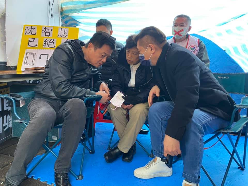 自沈智慧絕食抗議以來,國民黨大老都曾前往探視,前台北縣長周錫瑋(左)上午也到場關心。(翻攝自沈智慧臉書)
