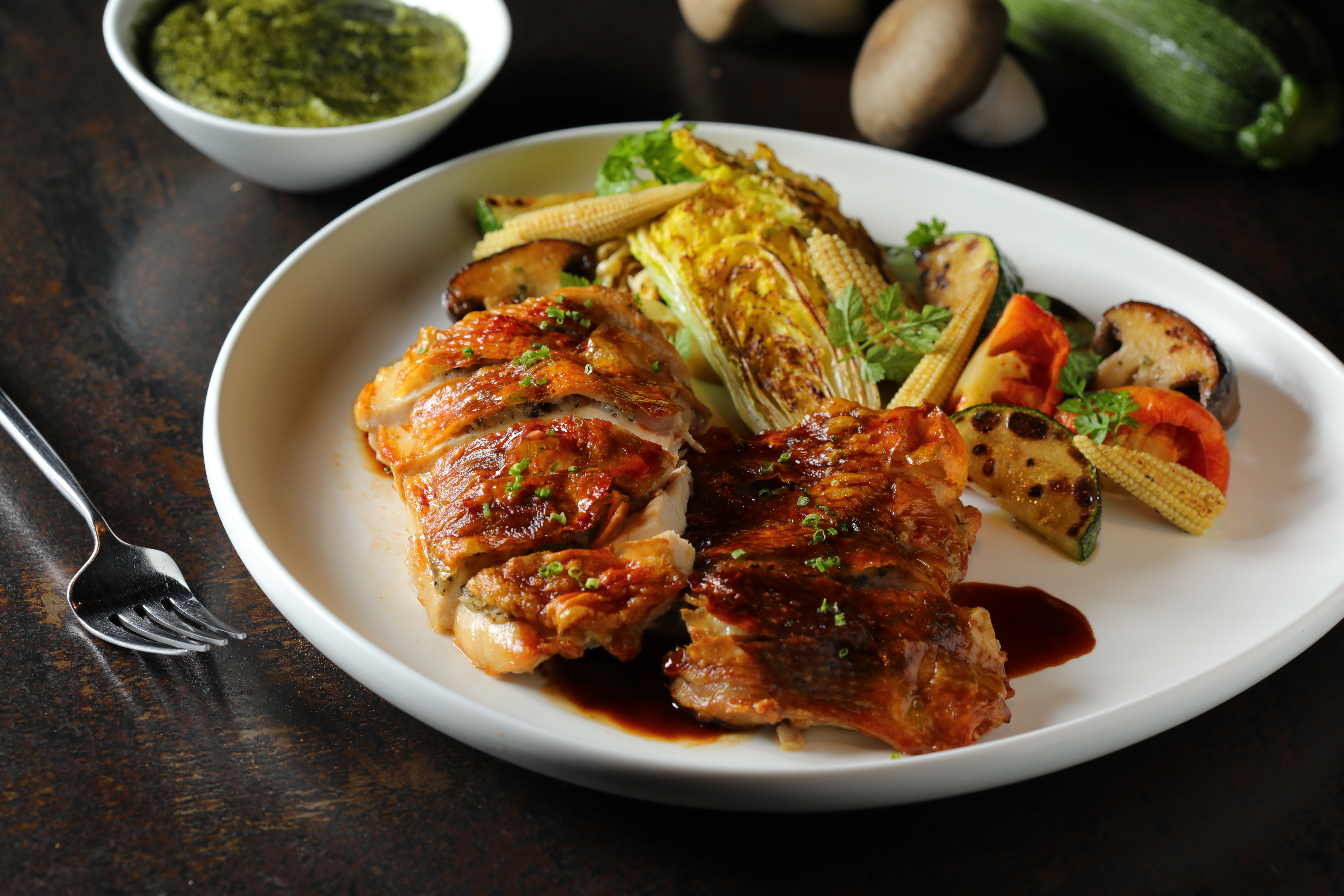 「松露紅玉雞」歷經複雜工序風乾，香脆皮下塞了自製松露奶油，多汁馨香。（720元／份）