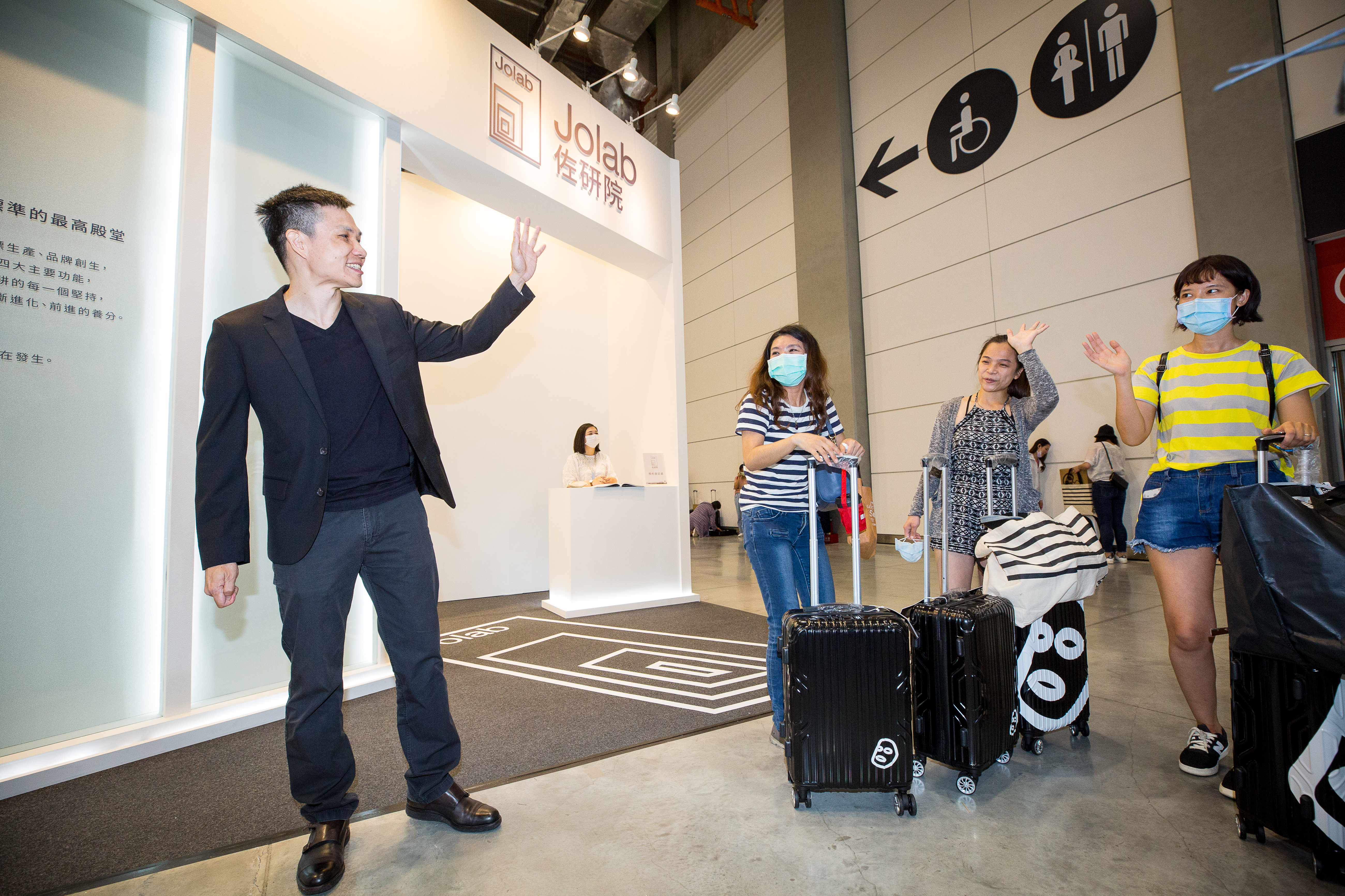 李昆霖（左1）是行銷高手，十分懂得「寵粉」，養出一票死忠鐵粉。