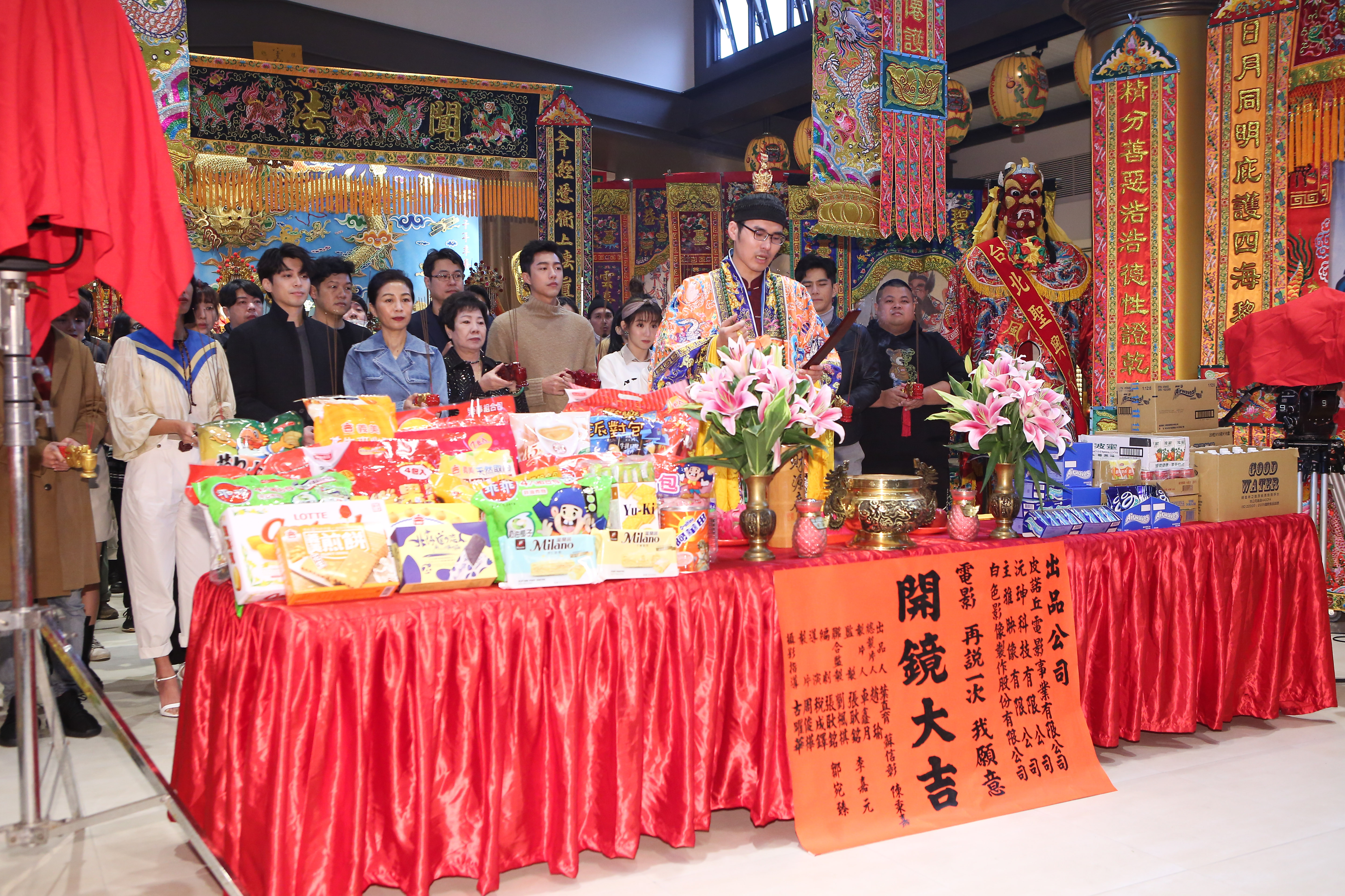 雖然是愛情片,但開鏡儀式卻罕見地選在宮廟舉行,還有師公來做法。