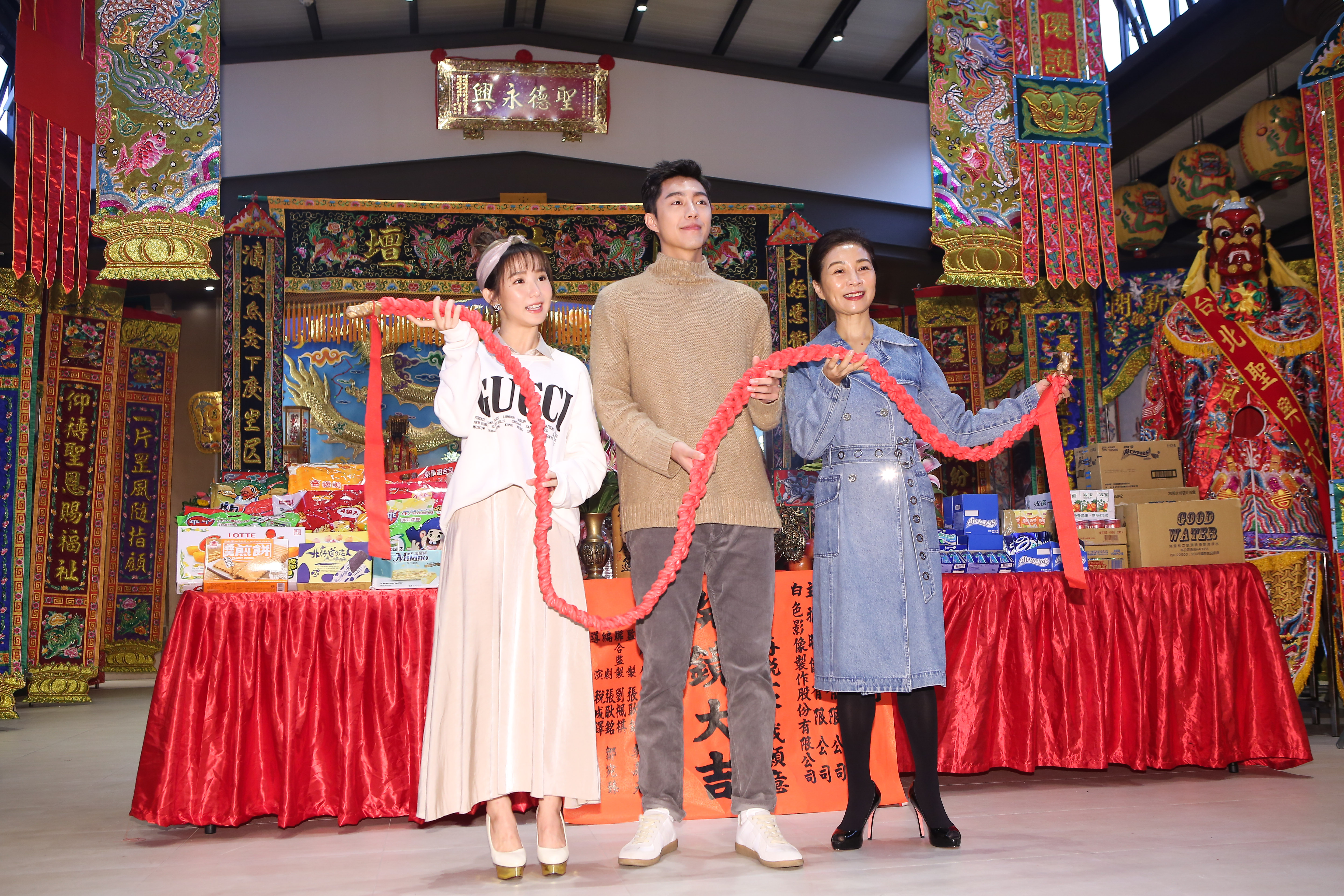 甚少演出電影的方文琳飾演蔡凡熙的媽媽,「一家三口」畫面莫名地協調。