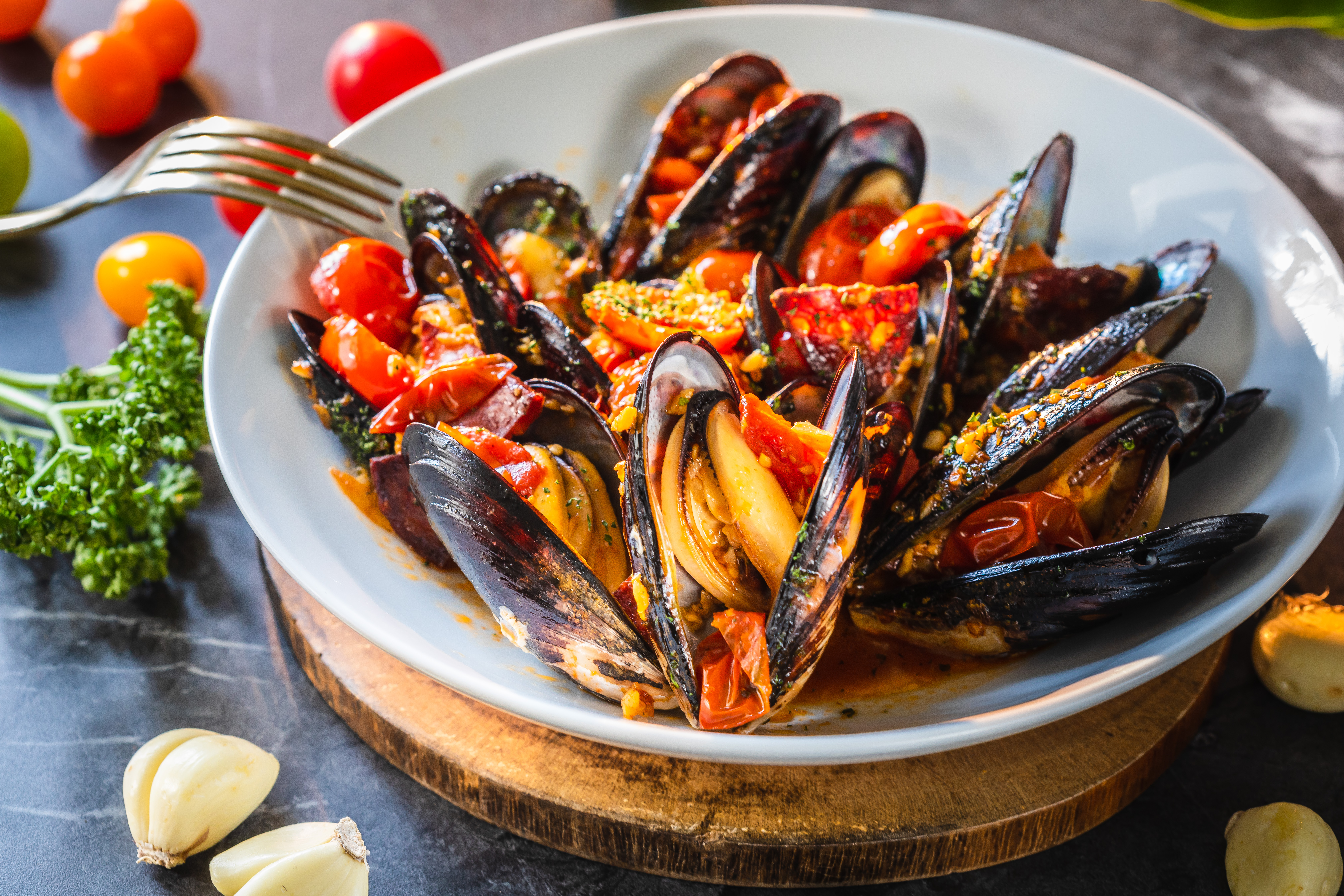 「番茄蒜味淡菜」能嘗到貝肉多汁嫩脆口感，尾端海水礦物質的微澀勾人食欲。（420元／份，限量供應）