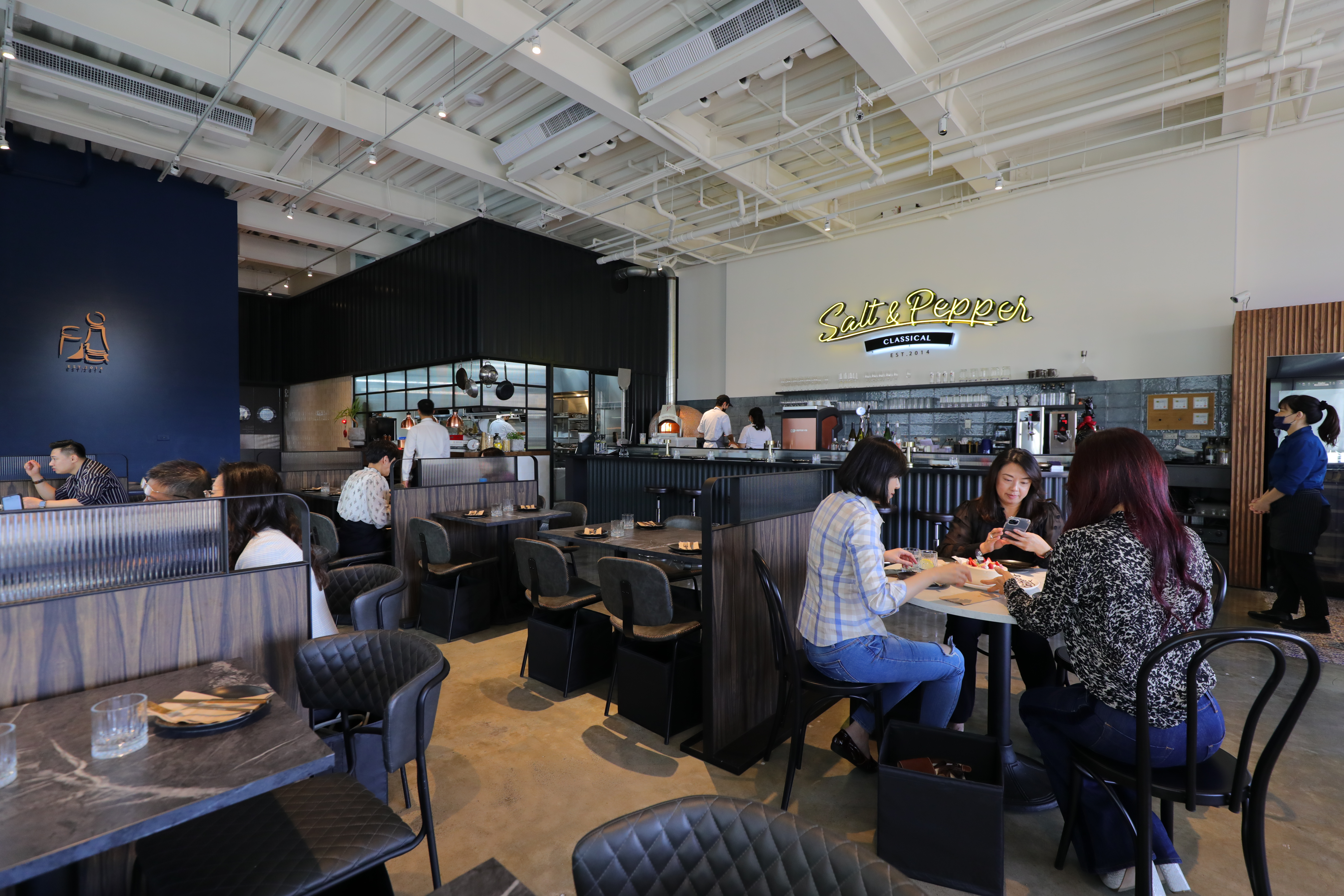 搬家後的Salt & Pepper，從社區型小店變身60席的大空間。