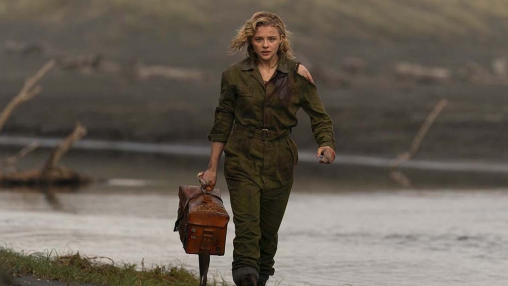 《致命天際線》克蘿伊摩蕾茲帶著神祕手提箱，加入二次世界大戰，引發一連串發生在轟炸機上的靈異現象。（車庫娛樂提供）