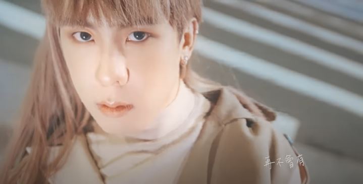 林進在MV中呈現魅惑模樣，和平時搞笑的形象不同。（翻攝自〈吶喊〉MV）