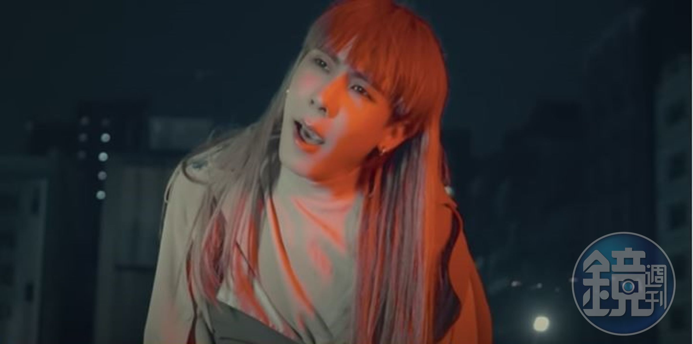 林進找來聲樂老師，要呈現不同以往的表現。（翻攝自〈吶喊〉MV）