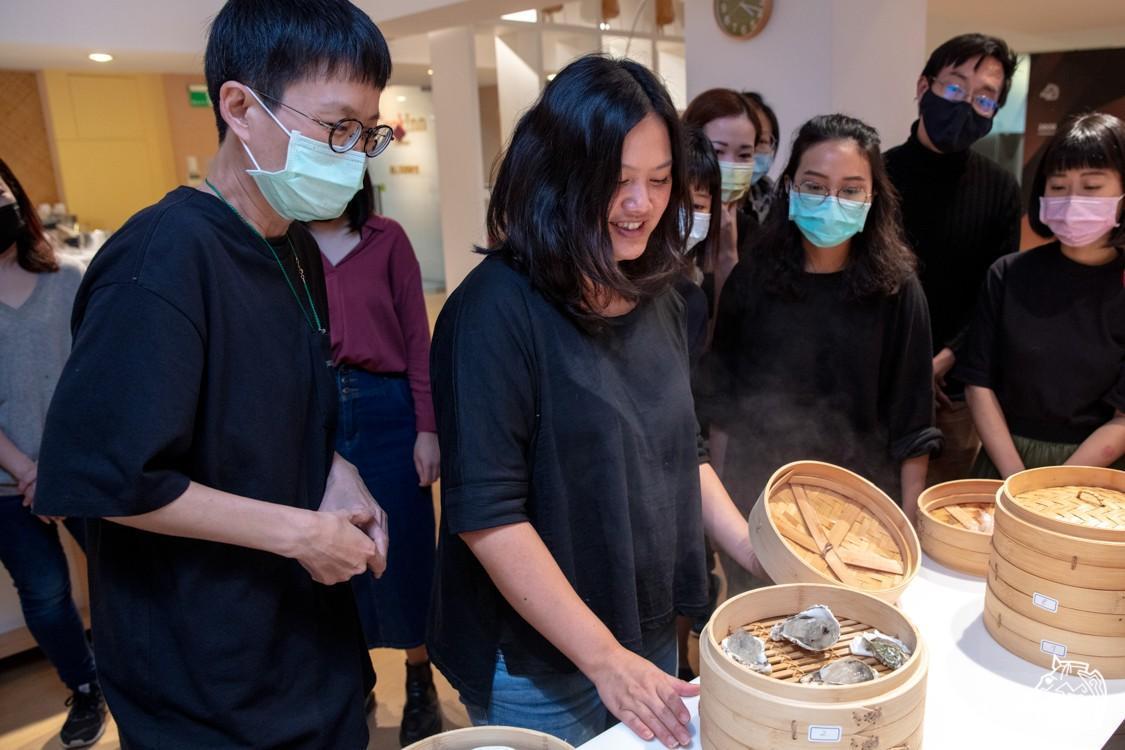 李宛蓉應邀回台主持金馬電影工作坊,無私與學員分享生蠔替代品的做法。(台北金馬執委會提供)