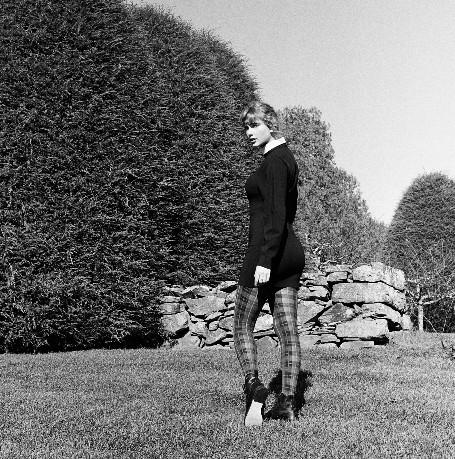 泰勒絲上半年以《美麗傳說》專輯入圍6項葛萊美獎後，下半年再推新專輯《恆久傳說》，裡頭收錄更多跟男友喬歐文共同創作的歌曲。（翻攝自Taylor Swift官方推特）