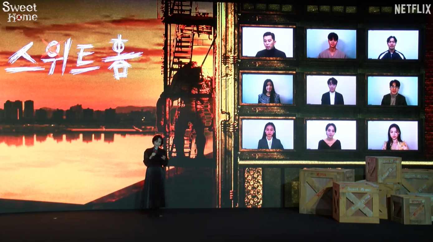Netflix原創劇集《Sweet Home》今在首爾舉辦記者會,考量疫情採用連線方式進行,由主持人來與身處9地的導演和演員互動。(翻攝自直播畫面)