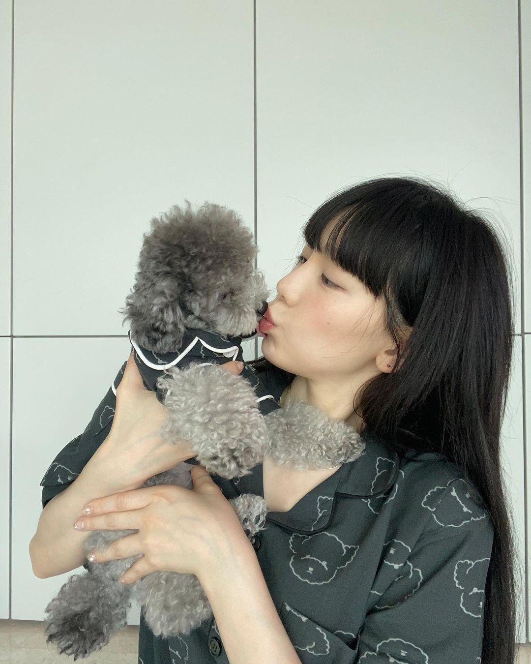 太妍與愛犬zero形影不離,還替zero開了專屬IG帳號。(翻攝自zero Instagram)