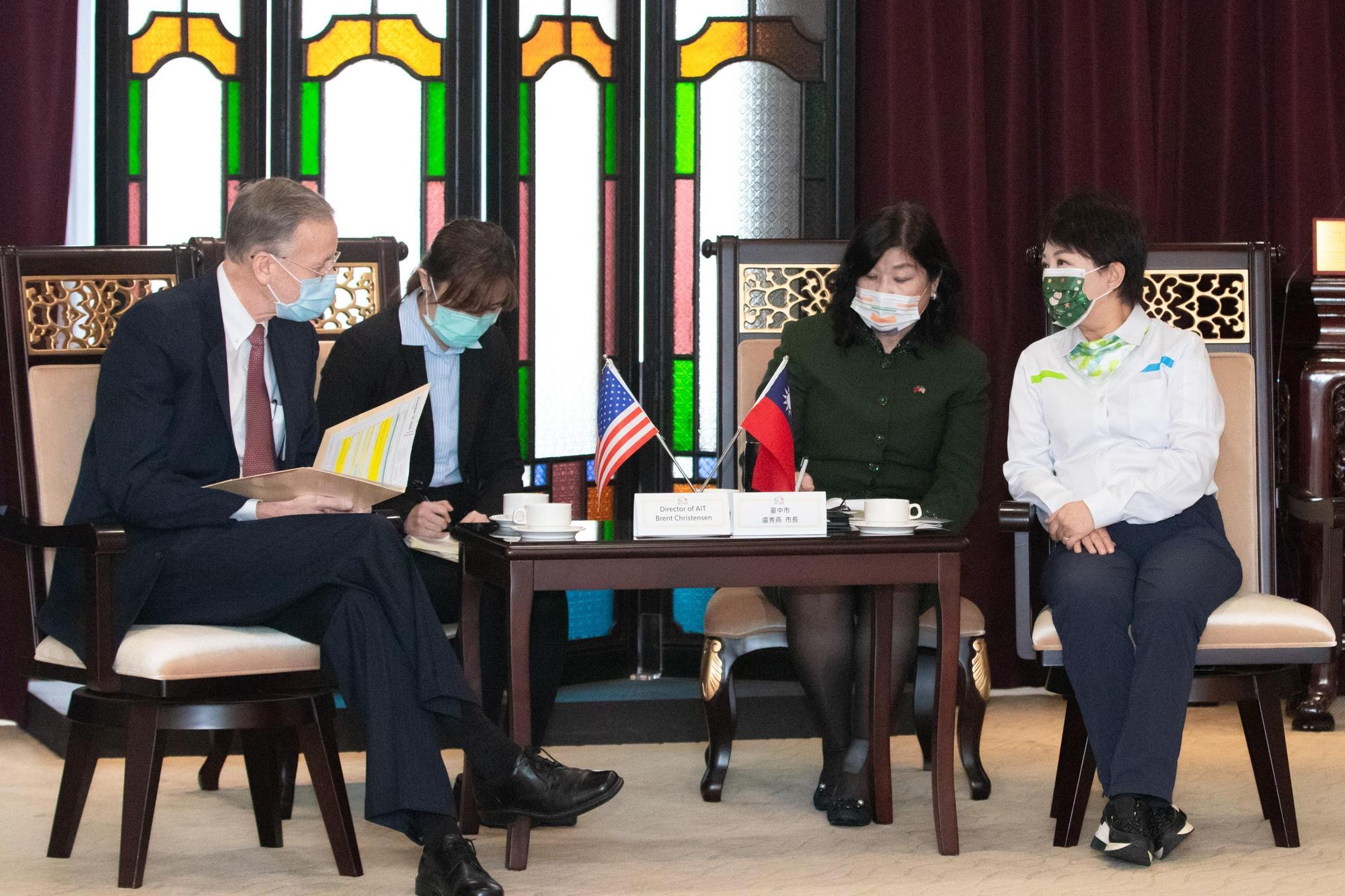 台中市長盧秀燕（右）今與AIT處長酈英傑會面，談及美國萊豬議題。（翻攝自台中市政府官網）