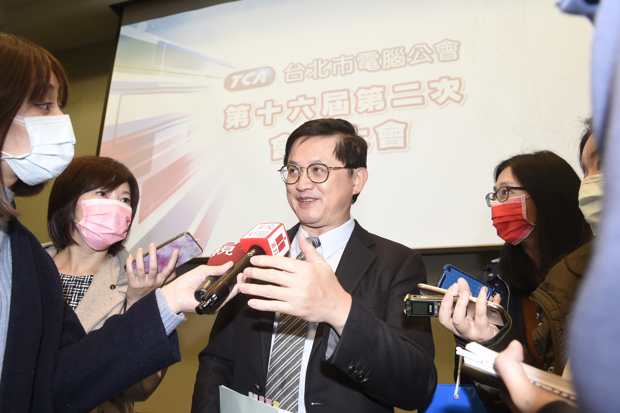 童子賢表示，整體台灣科技業還是處在努力工作仍供不應求的狀況，未來3到6個月不用擔心產業訂單起伏問題。