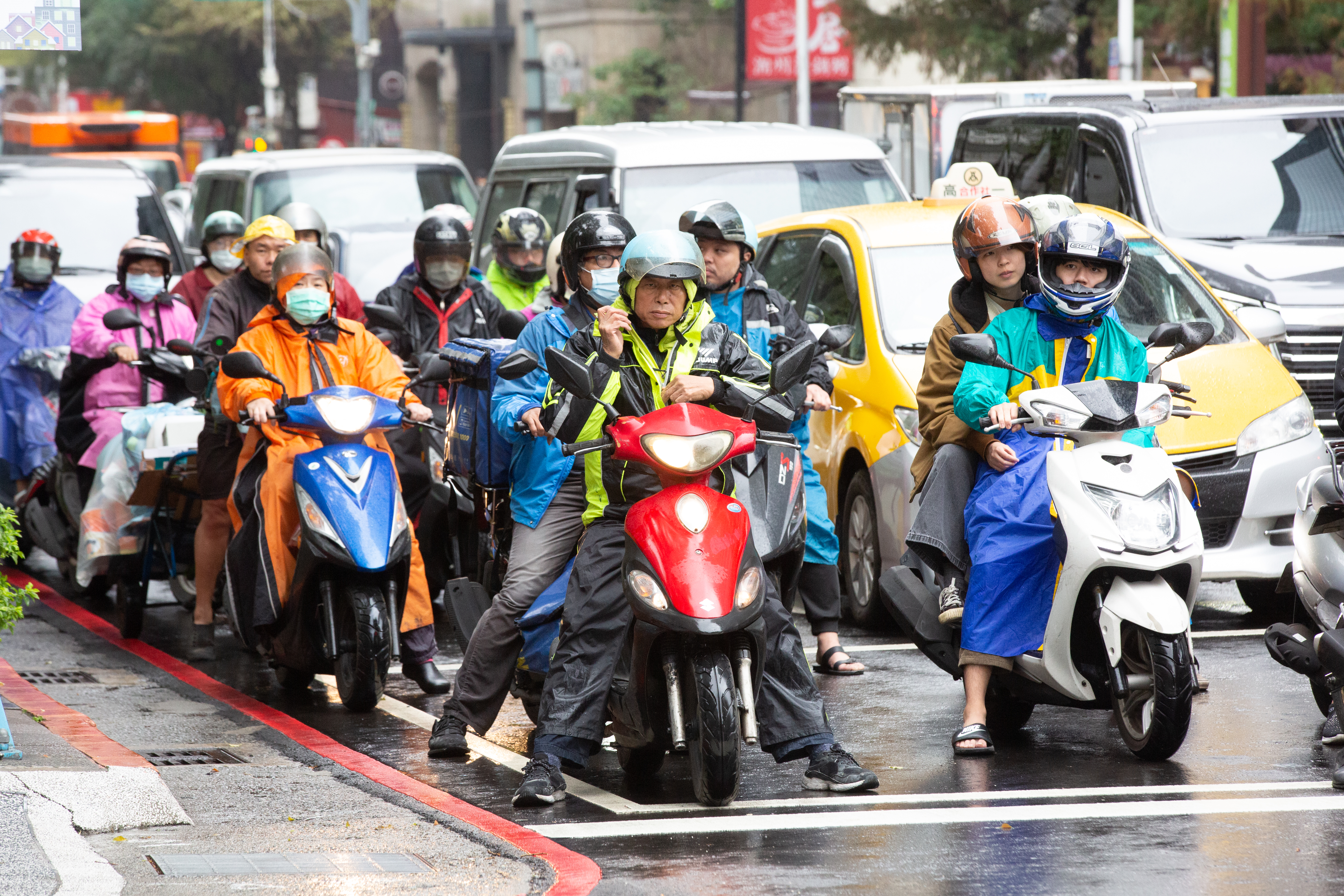 北台灣一早又是濕冷的天氣，明天回暖入夜再變天。