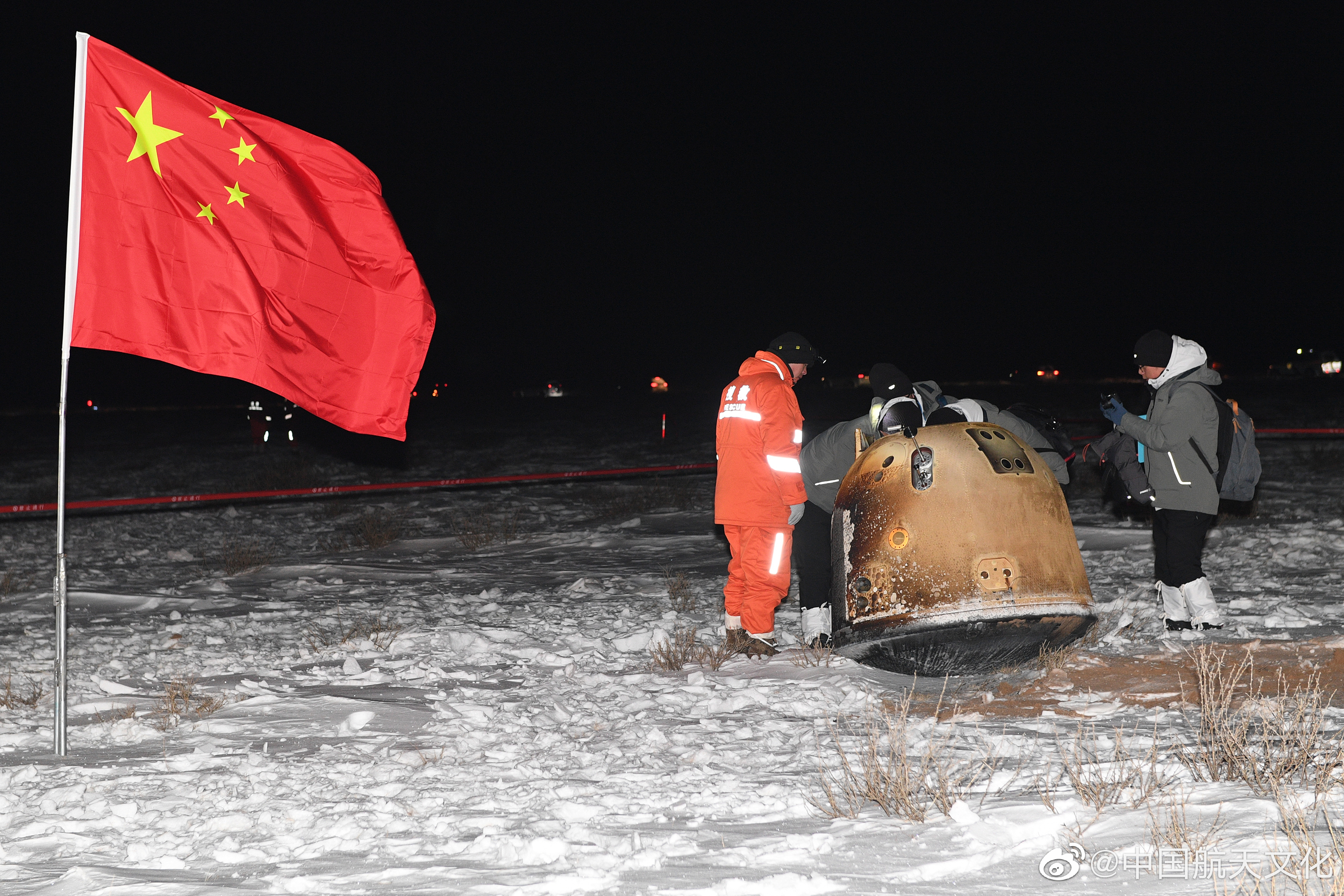 嫦娥五號返回器攜帶月球土壤樣本，今（17日）在內蒙古四子王旗預定區安全著陸。 （翻攝中國航天文化微博）