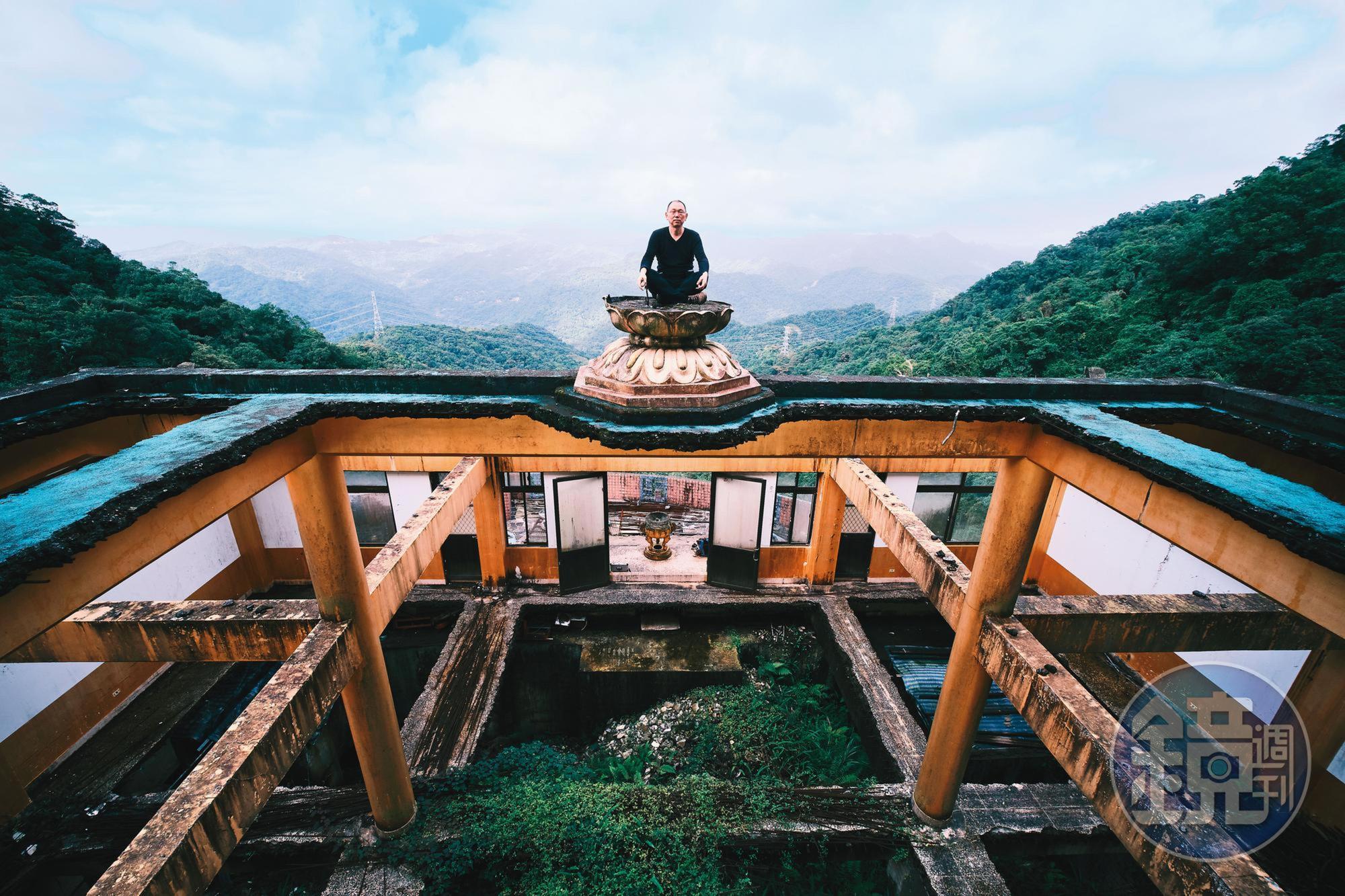 新北石碇皇帝殿山上的佛光寺,多年前遭控侵占國土而被拆成廢墟,70多歲的住持達龍法師至今仍住在廟裡。姚瑞中常找機會上山陪老和尚談天,也記錄這荒謬的一切。