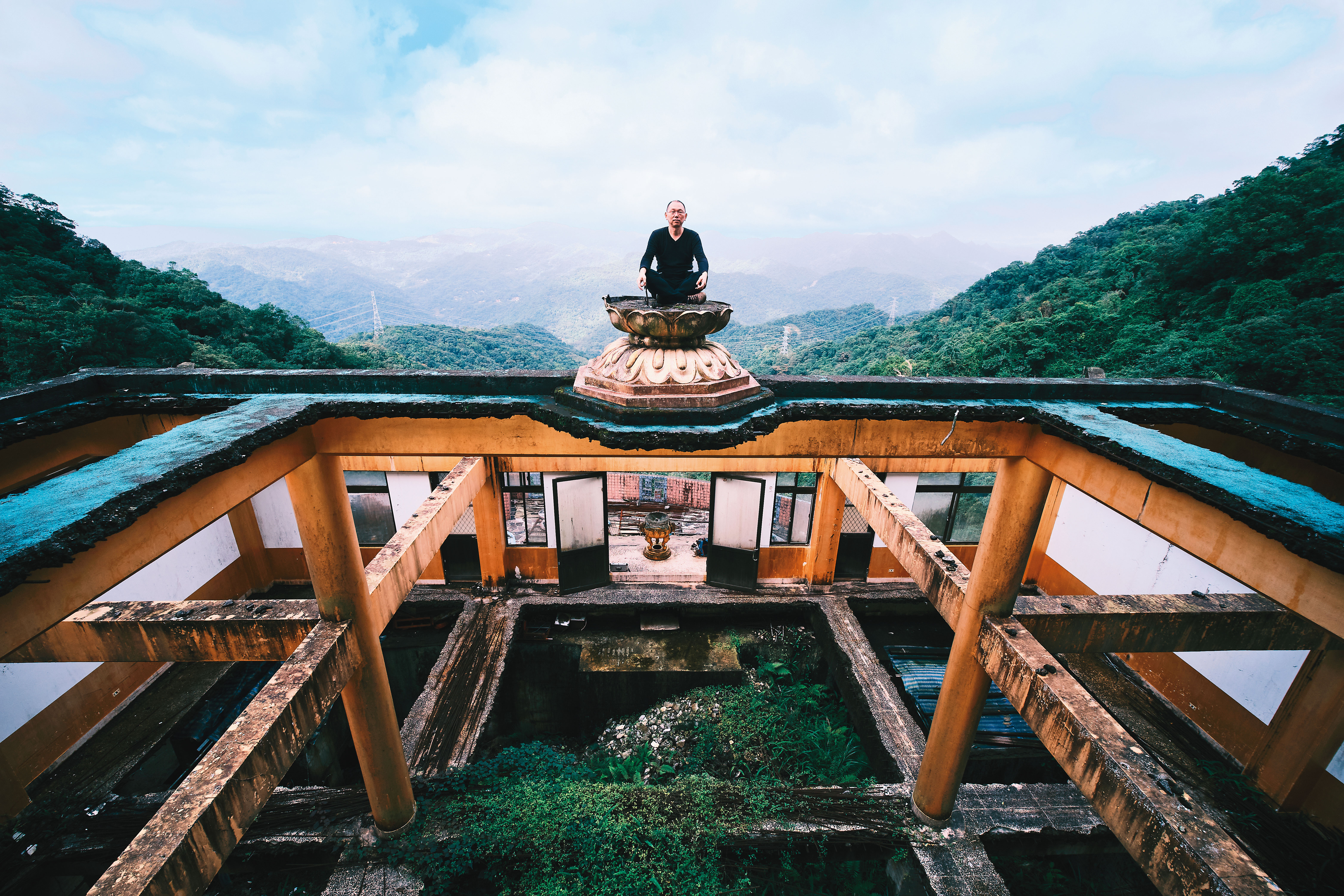 新北石碇皇帝殿山上的佛光寺，多年前遭控侵占國土而被拆成廢墟，70多歲的住持達龍法師至今仍住在廟裡。姚瑞中常找機會上山陪老和尚談天，也記錄這荒謬的一切。