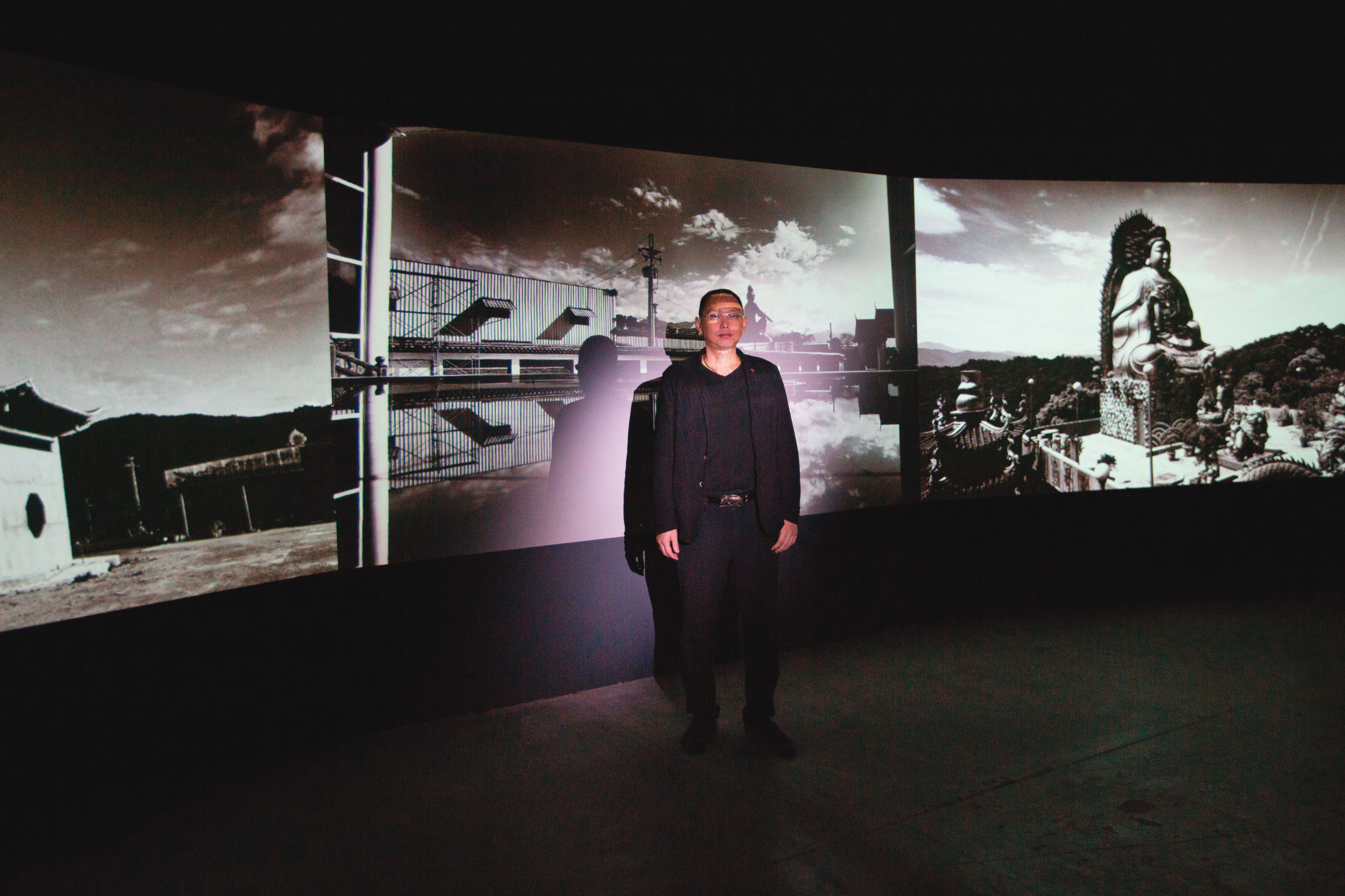 姚瑞中在2017年《巨神連線》展覽開幕會場，當時他才剛裝完心臟支架沒多久。（林俊耀攝）