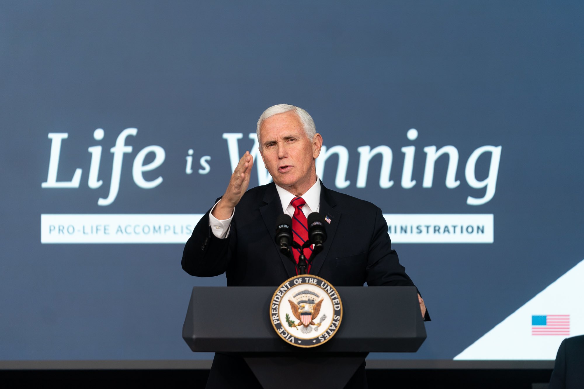 美國副總統彭斯（圖）和妻子凱倫週五將公開接種武肺疫苗。（翻攝自推特@Mike_Pence）