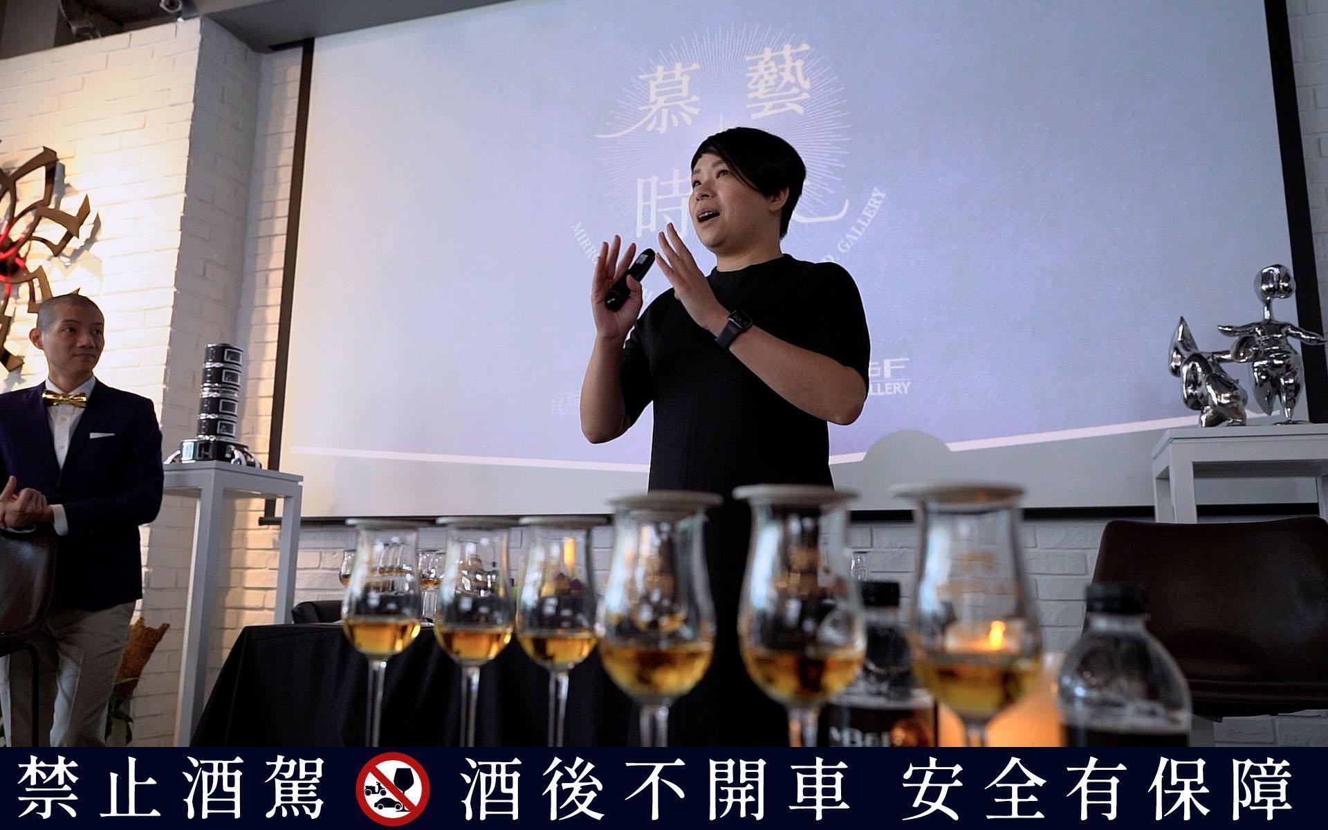 慕赫品牌大使Afra帶領大家揭開慕赫2.81藏封已久的威士忌之謎。