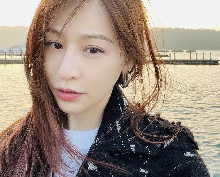籌備演唱會期間,王心凌忙裡偷閒約朋友到日月潭遊玩。(翻攝自王心凌IG)