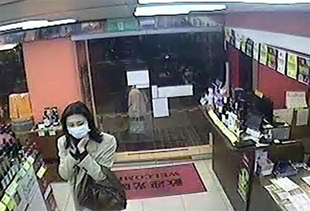 女竊賊犯案過程全被監視器錄下,並被公布影像以便民眾指認。(翻攝畫面)