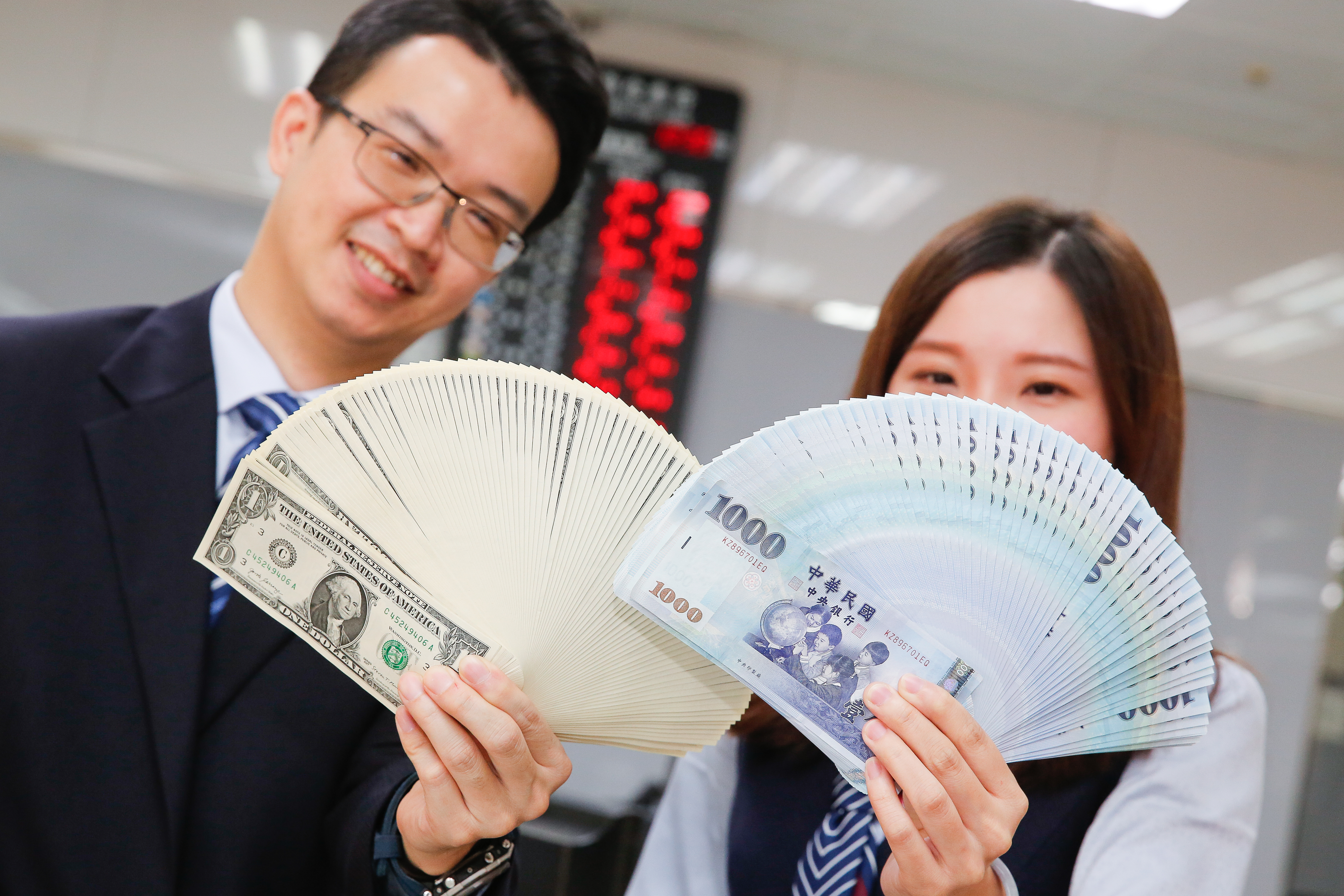 新台幣升不停，續寫近23年半盤中新高價，28字頭岌岌可危。